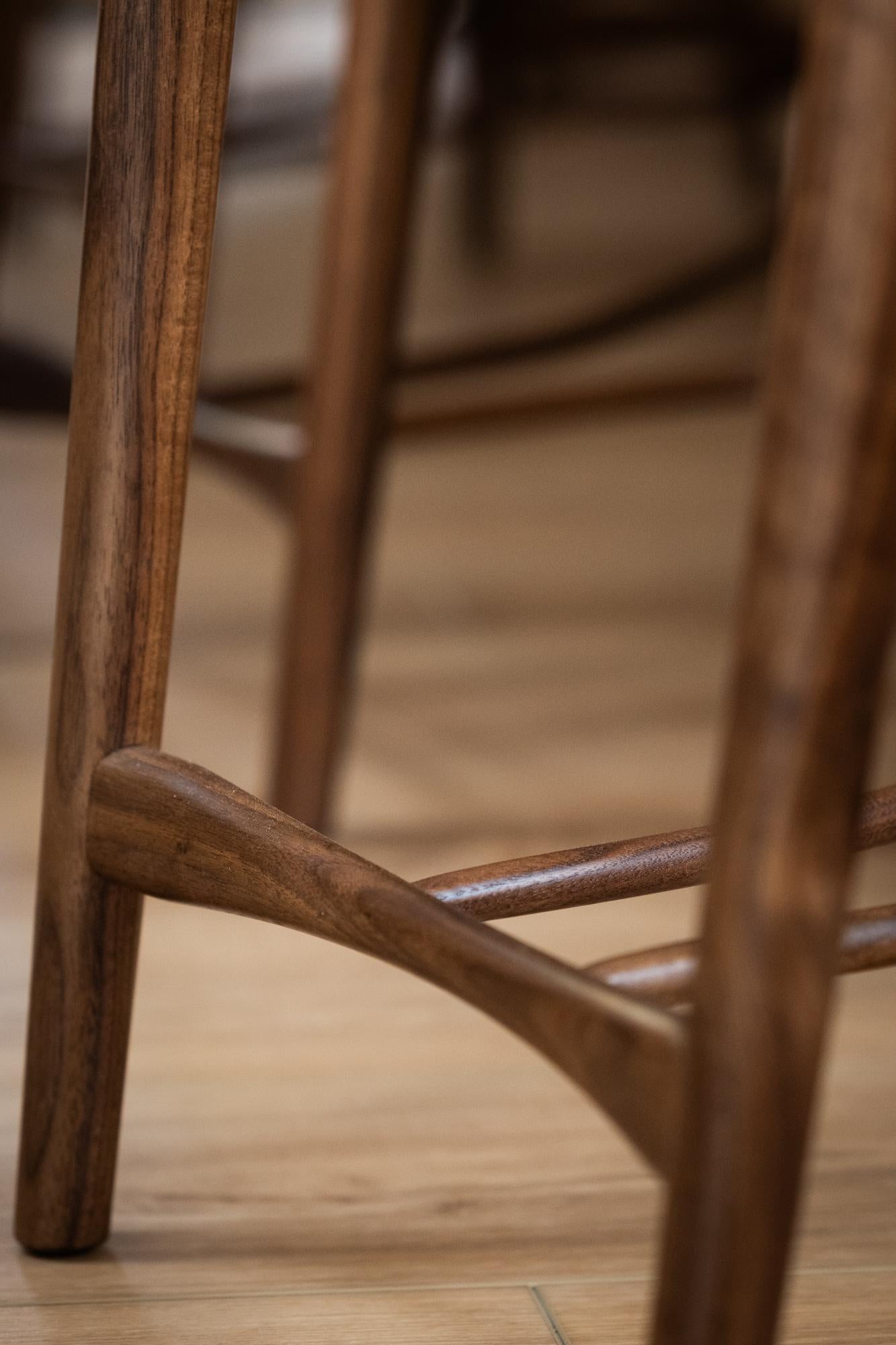 Fjoon-Hocker aus Nussbaum/Grau gewebter Wolle von Fernweh Woodworking (amerikanisch) im Angebot