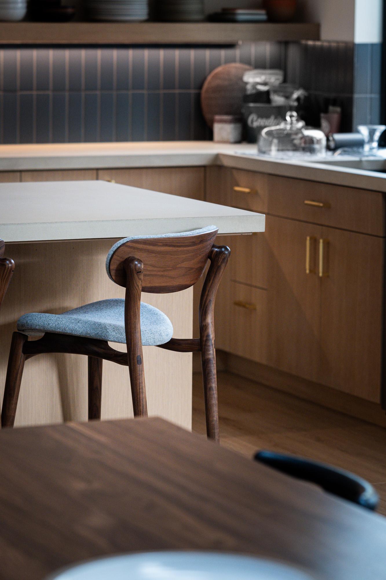 Fjoon-Hocker aus Nussbaum/Grau gewebter Wolle von Fernweh Woodworking (Holzarbeit) im Angebot