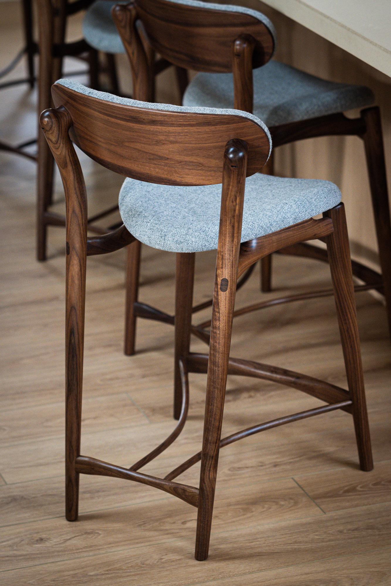 Fjoon-Hocker aus Nussbaum/Grau gewebter Wolle von Fernweh Woodworking im Zustand „Neu“ im Angebot in Bend, OR