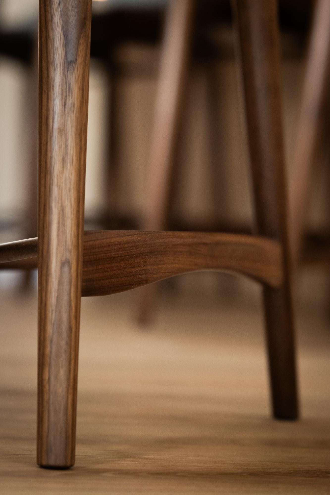 Fjoon-Hocker aus Nussbaum/Grau gewebter Wolle von Fernweh Woodworking (21. Jahrhundert und zeitgenössisch) im Angebot