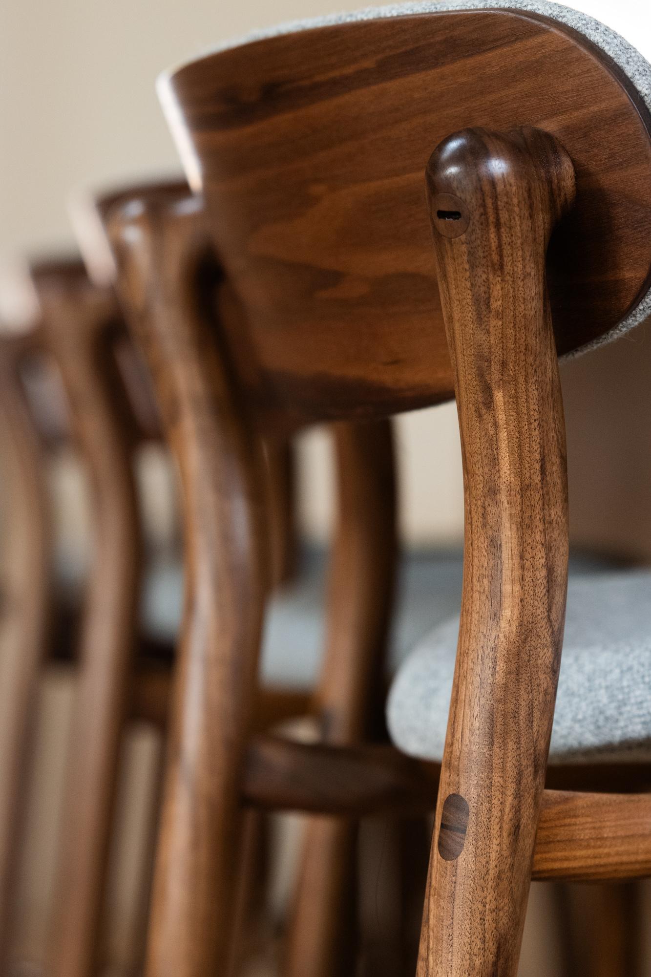 Fjoon-Hocker aus Nussbaum/Grau gewebter Wolle von Fernweh Woodworking (Walnuss) im Angebot