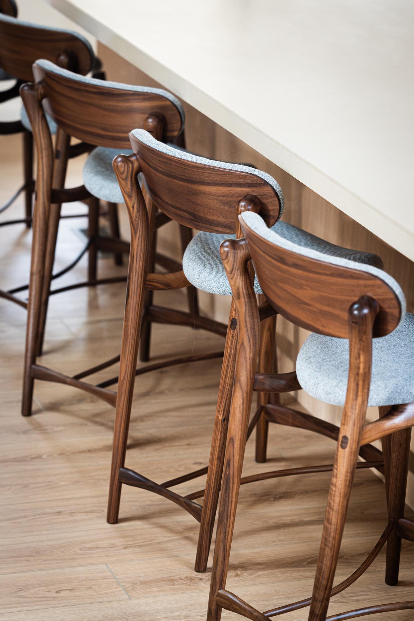 Fjoon-Hocker aus Nussbaum/Grau gewebter Wolle von Fernweh Woodworking im Angebot 1