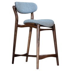 Tabouret Fjoon Noyer/Gris Laine Tressée par Fernweh Woodworking