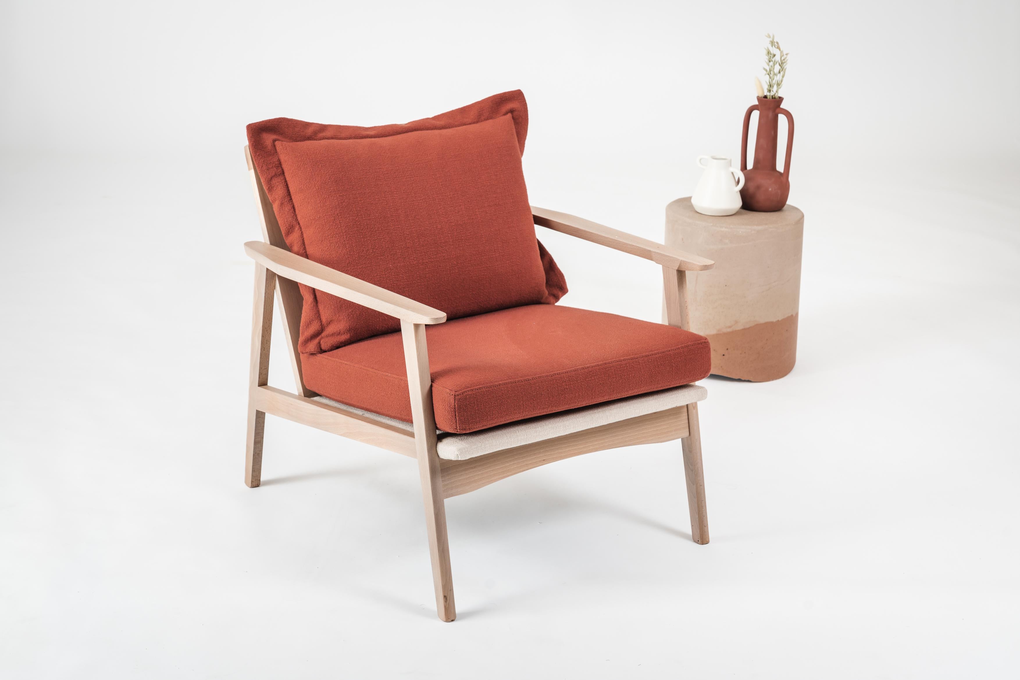 Poltrona Fjord di RALPH M.
Dimensioni: L 65 x P 72 x H 72 cm. 
Materiali: Faggio massiccio, Fabrice.

Dettagli: 
Telaio: Faggio massiccio.
Molleggio del sedile: Fettuccia elastica intrecciata.
Seduta: piumini in schiuma ad alta resilienza da 35