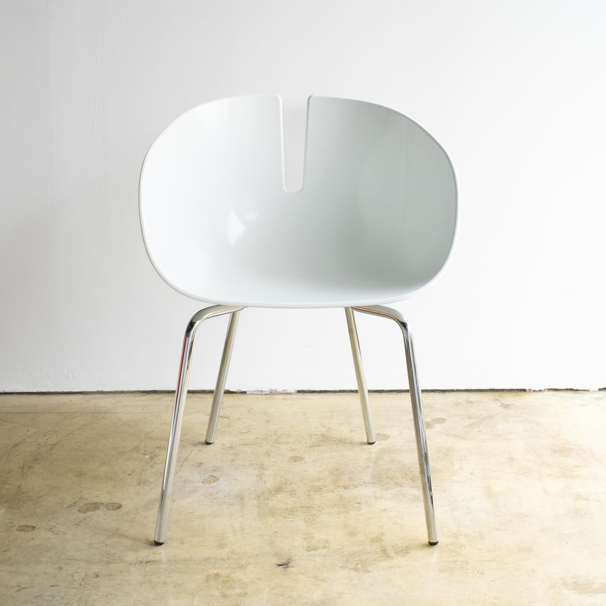 Silla con asiento de plástico blanco y patas de acero.  Patricia Urquiola la diseñó a principios de la década de 2000 para Moroso. 
Es el estilo en interiorismo y diseño del año 2000. También es un gran ejemplo en esa época. 
 