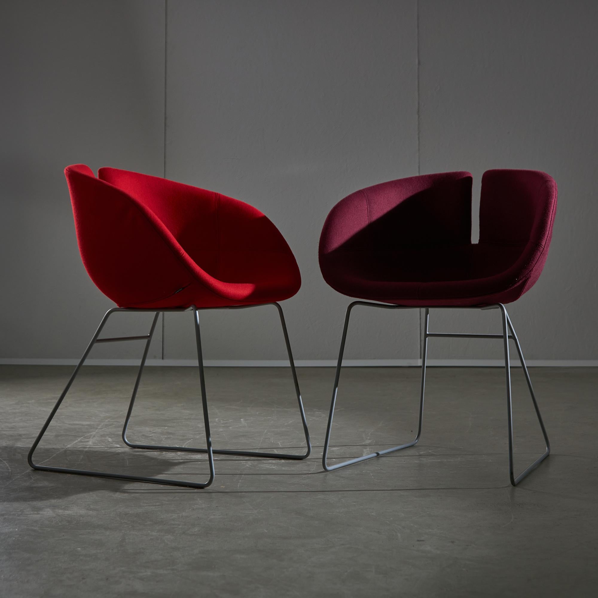 The Fjord chair, created in 2002 by designer Patricia Urquiola for Moroso's collection, is inspired by the Scandinavian atmosphere. The chair's name, 