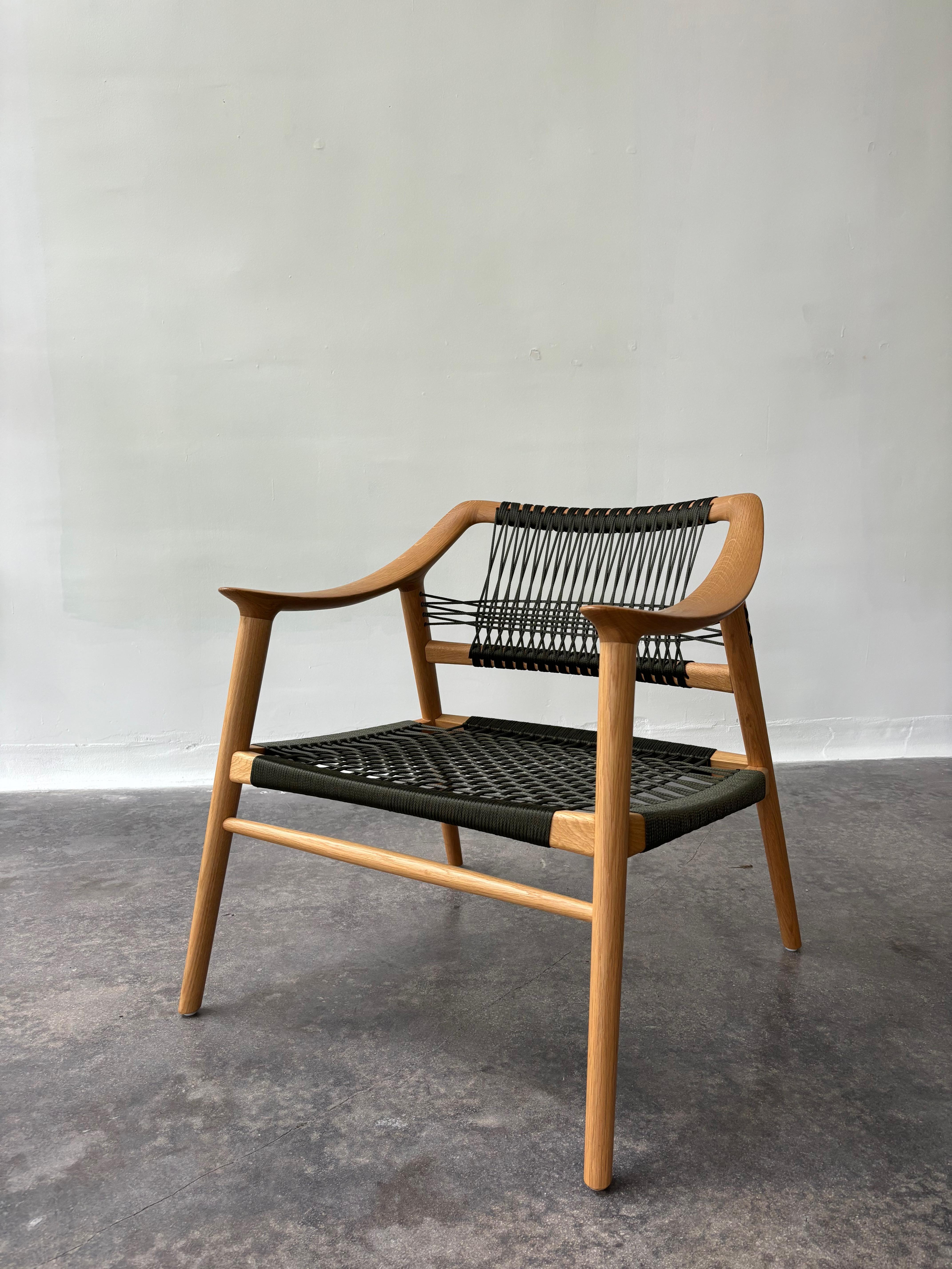 Questa sedia Bambi Lounge in Oak con Corde intrecciate è stata prodotta a mano in Norvegia da Fjord Fiesta nel 2023. È stato utilizzato solo come campione da esposizione nel nostro Scandinavian Design Shop dal gennaio 2024 e non presenta segni di