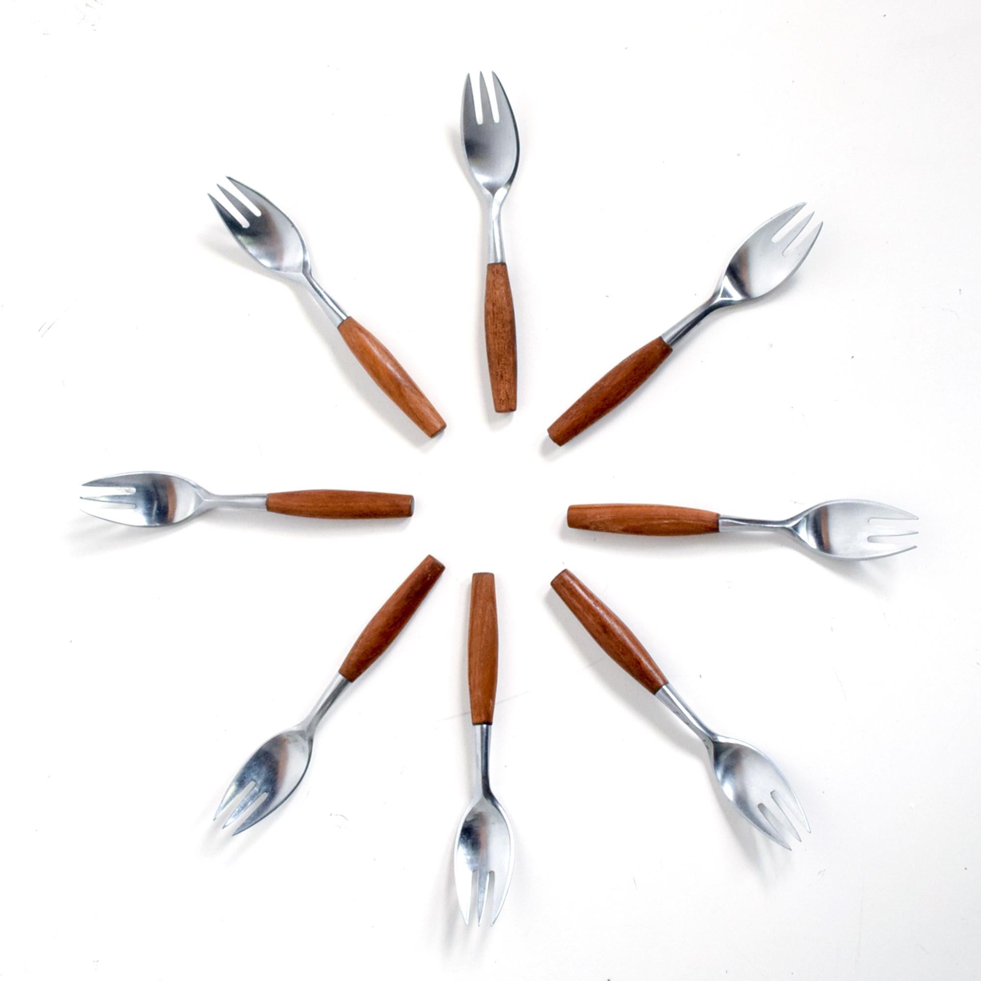 FJORD Flatware by Jens Quistgaard 53 Piece Set Stainless Teak Dansk Denmark 1960 In Good Condition In Chula Vista, CA