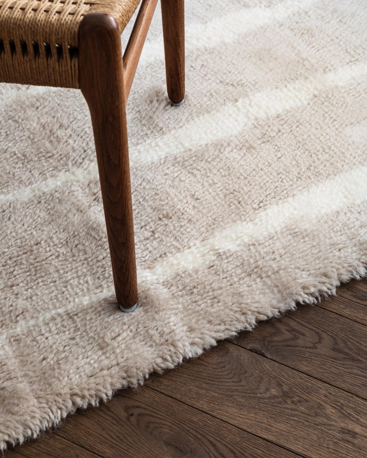 Fjord, Blass Sand, handgewebter, zotteliger Berberteppich in skandinavischem Design (Moderne) im Angebot