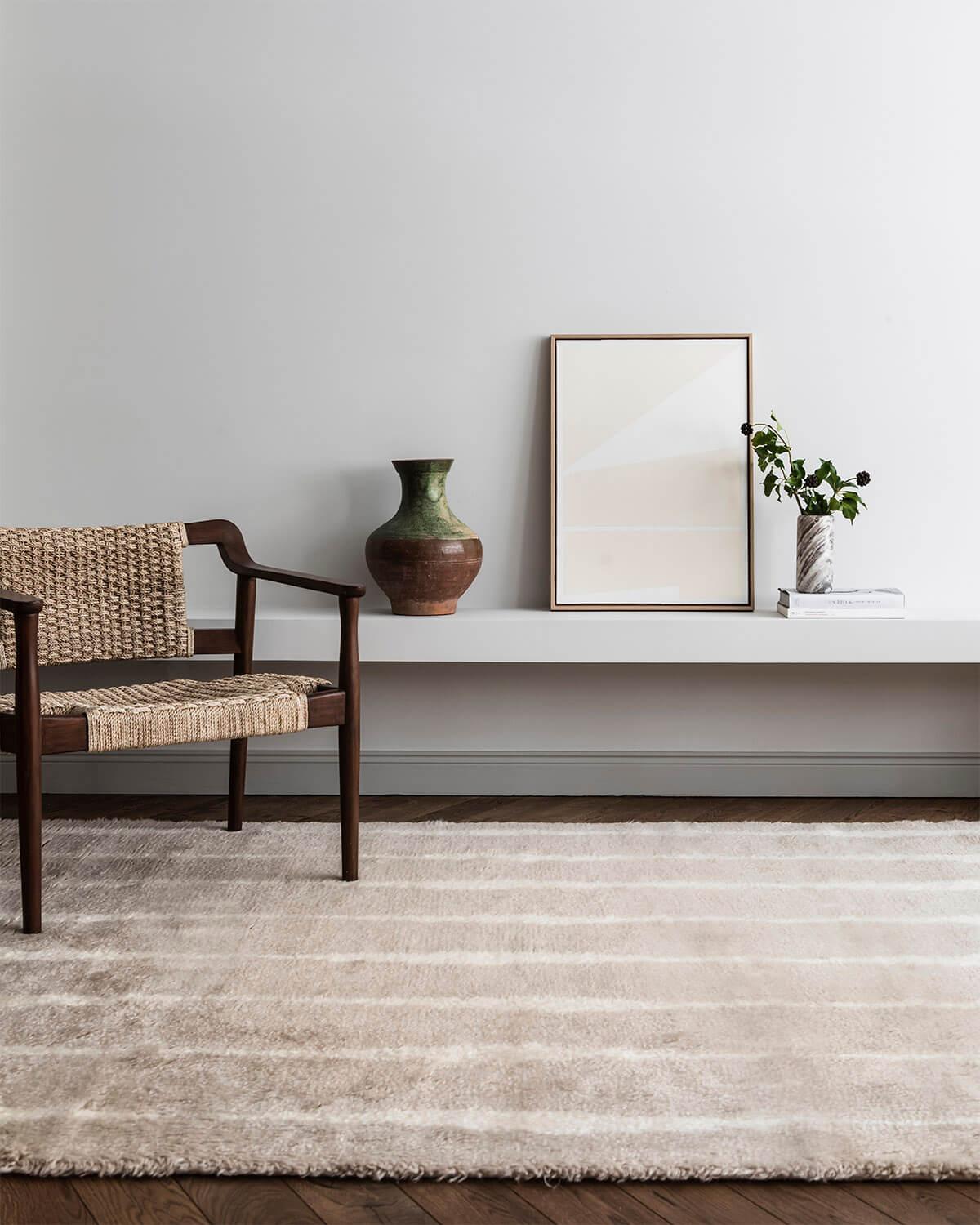 Fjord, Blass Sand, handgewebter, zotteliger Berberteppich in skandinavischem Design (Indisch) im Angebot