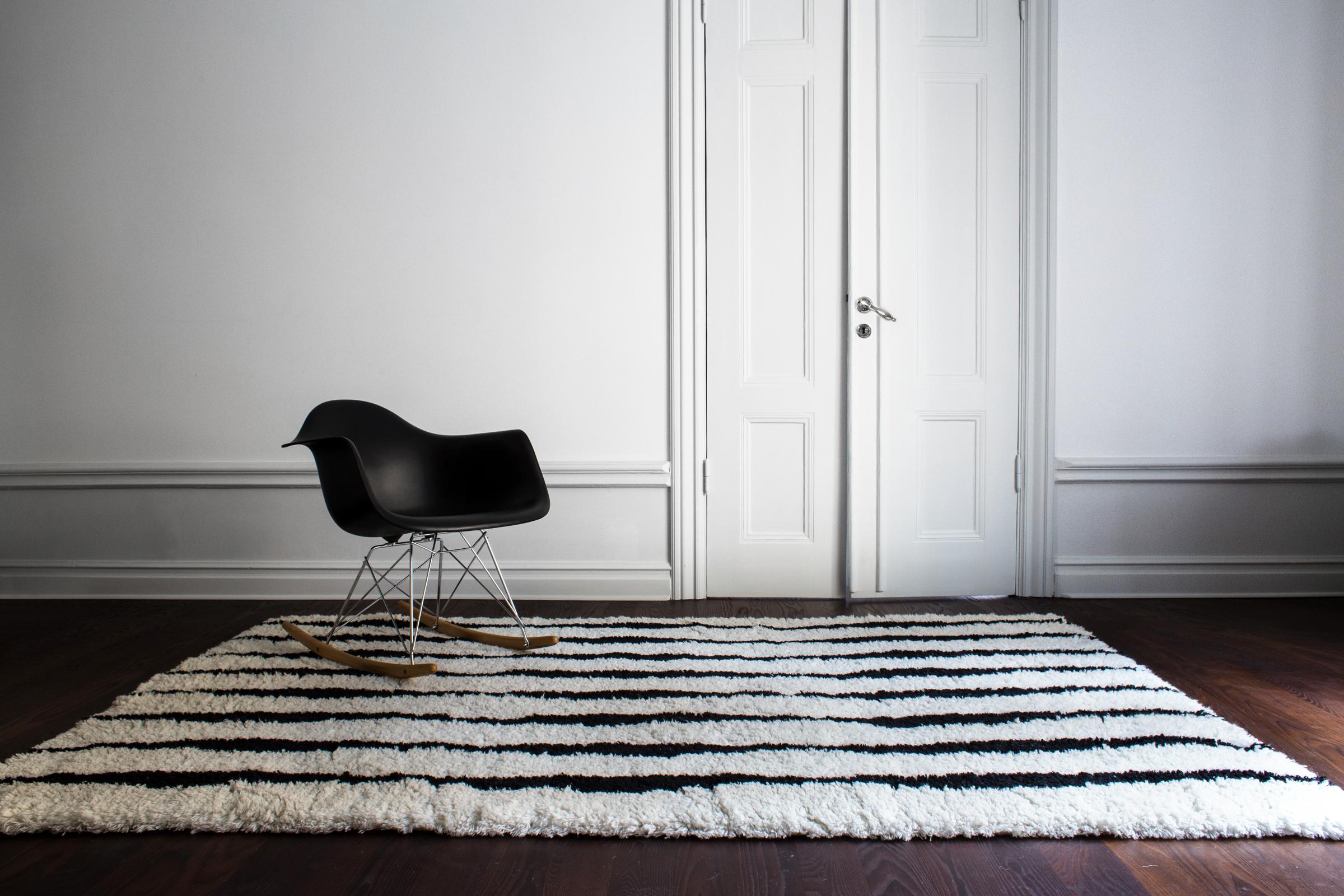 Fjord, Karierter Berberteppich aus Wolle in skandinavischem Design (Indisch) im Angebot