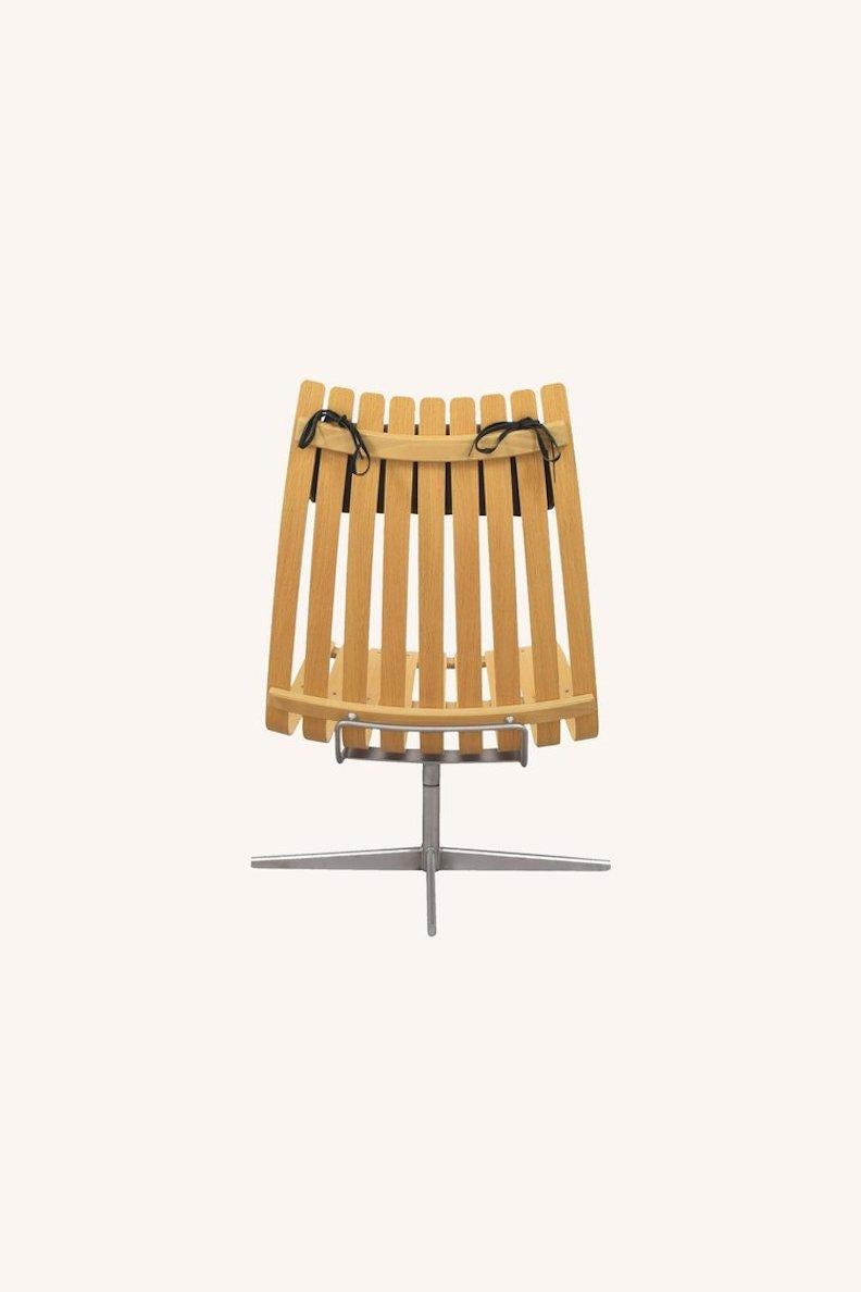 Fjordfiesta Scandia senior easy swivel chair by Hans Brattrud is one of very few Norwegian furniture design classics that is known internationally. The Scandia Series of chairs fell out of production in the 1970s when the original factory burned