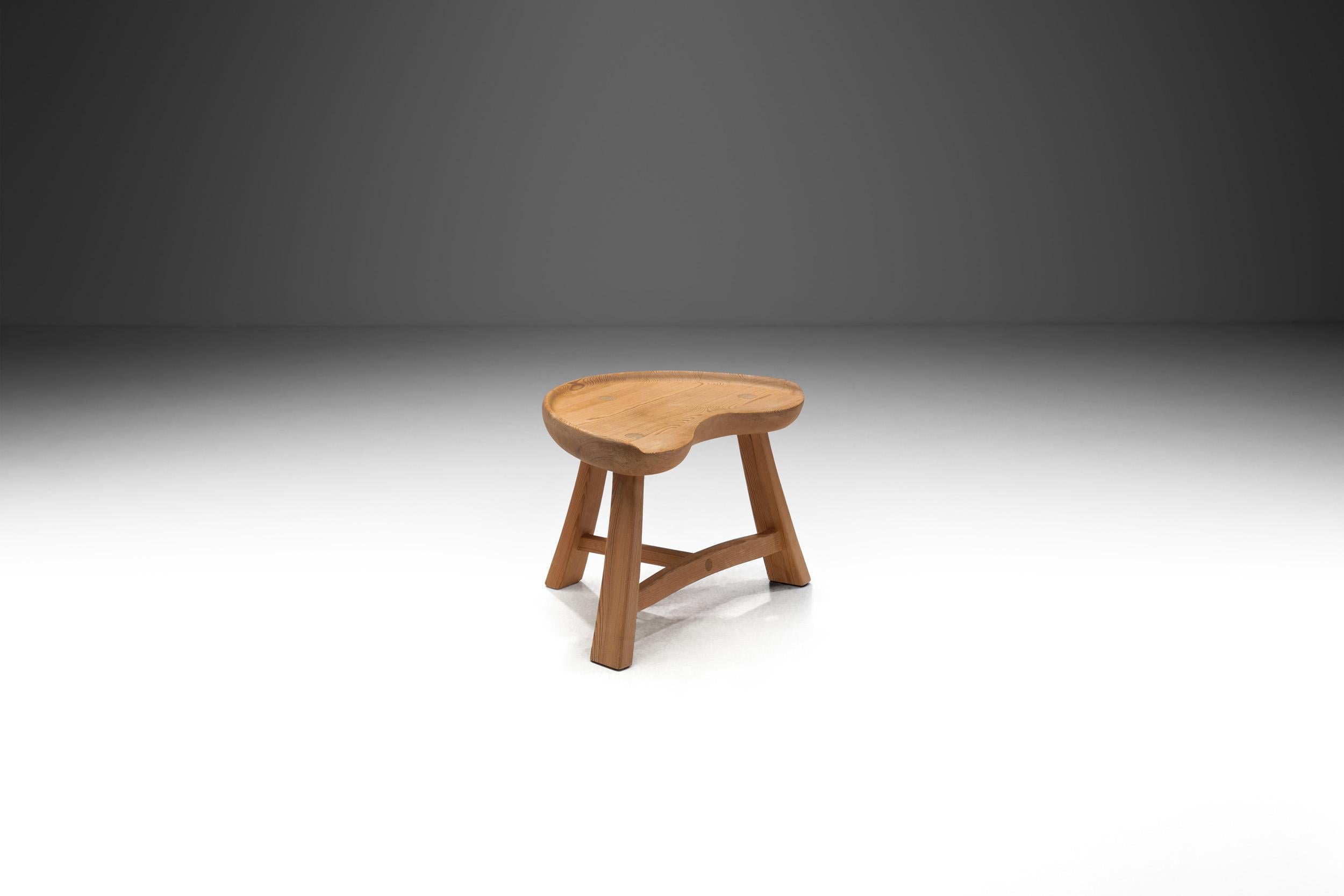 Ce qui rend le bois si attrayant, outre sa beauté naturelle, c'est la facilité avec laquelle il peut être coupé et l'éventail de belles formes qui peuvent être sculptées à partir de lui. Ce tabouret du milieu du siècle, connu sous le nom de