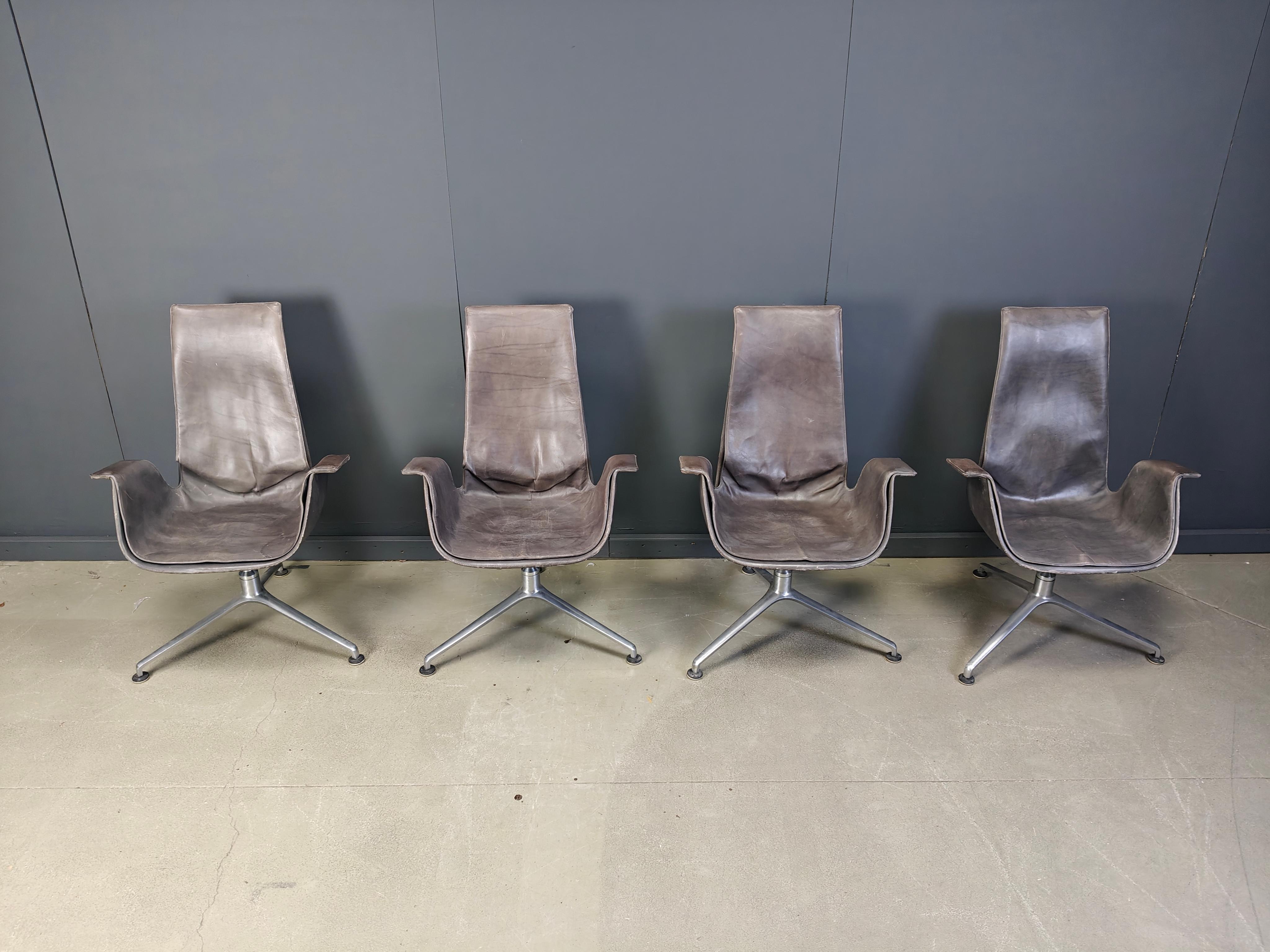 
Mid century model FK 6725 office chairs or dining chairs desigbed by Preben Fabricius & Jørgen Kastholm for Walter Knoll.

Beautiful and elegant seats mounted on a three legged aluminum base.

The chairs are in overall good condition with the right