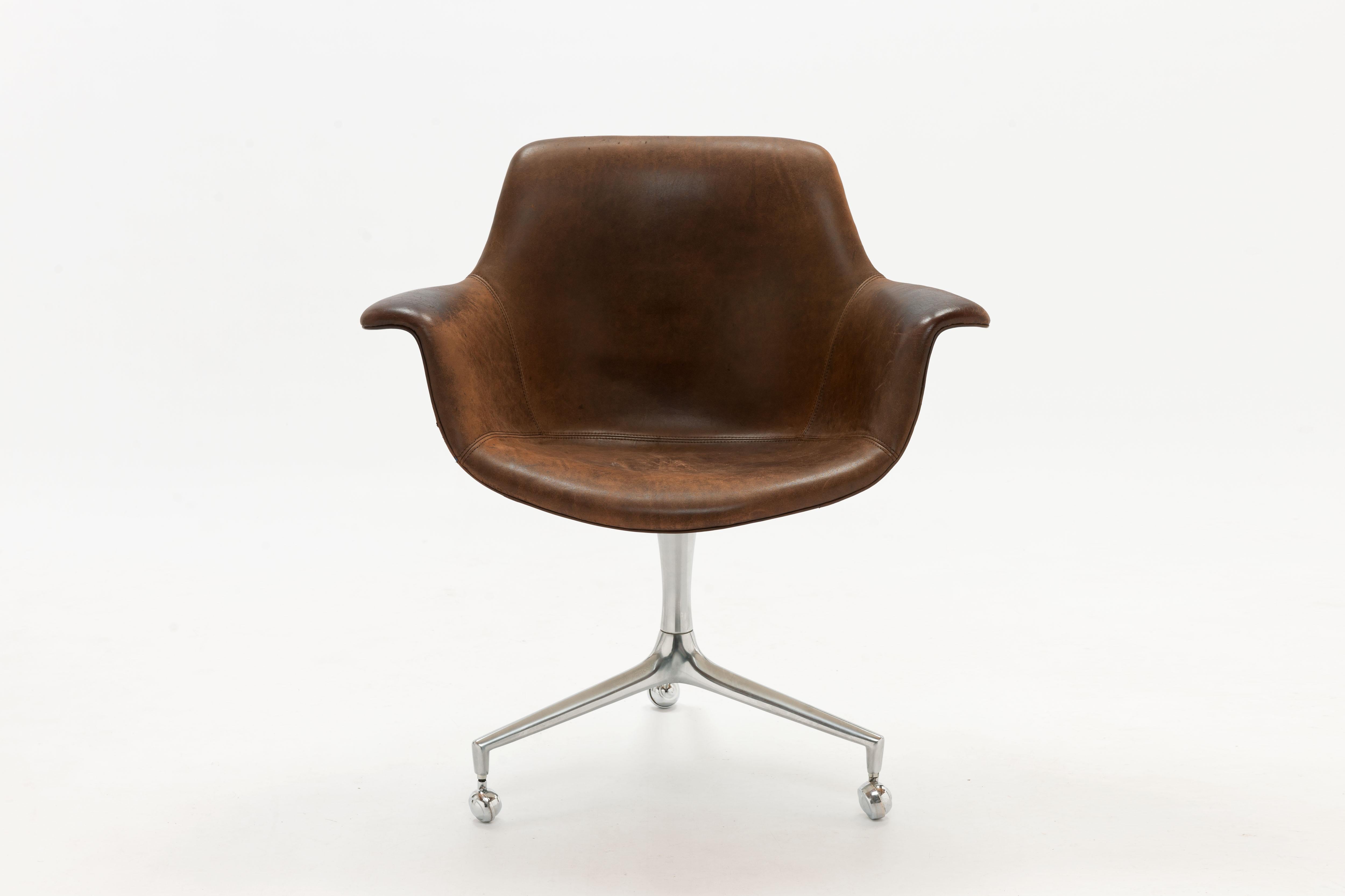 Rare desk chair model FK 810 designed in 1964-1965 by Danish designers Preben Fabricius and Jørgen Kastholm for Alfred Kill, Germany, in all original condition.
The chair is executed with original steel castors and a dark brown leather upholstery