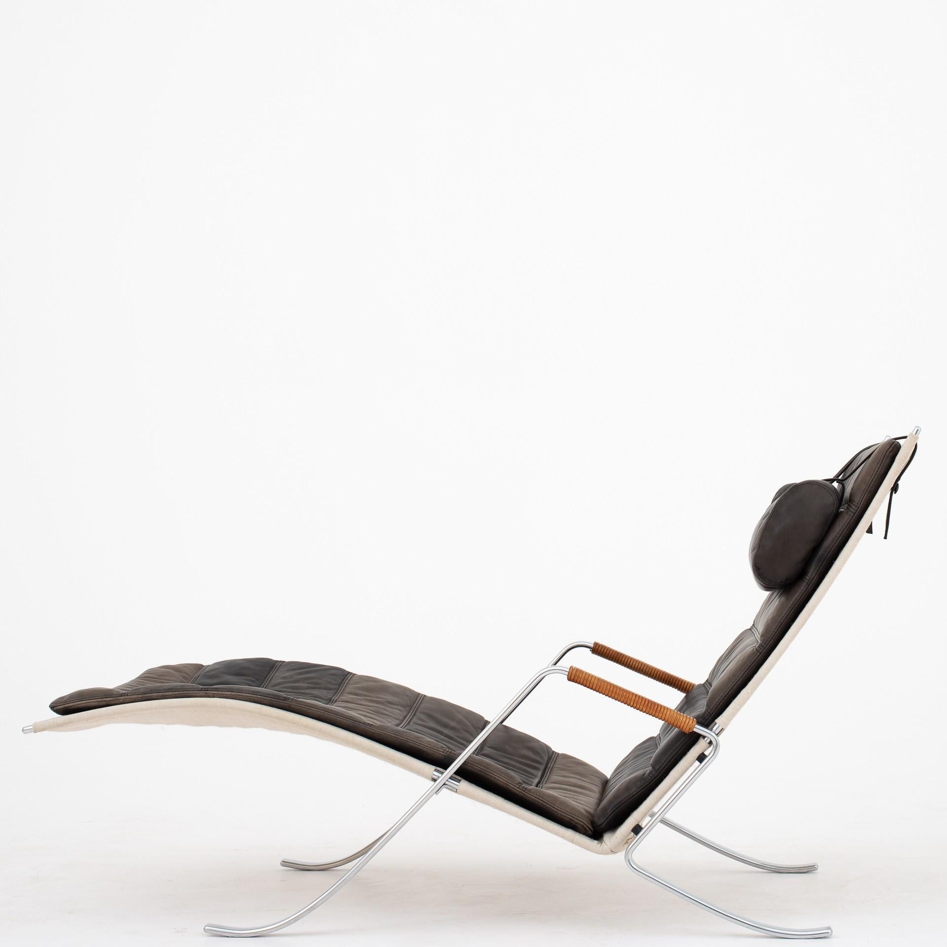 FK 87 - 'Grasshopper' easy chair in original, black leather with steel frame. Maker Lange Production.