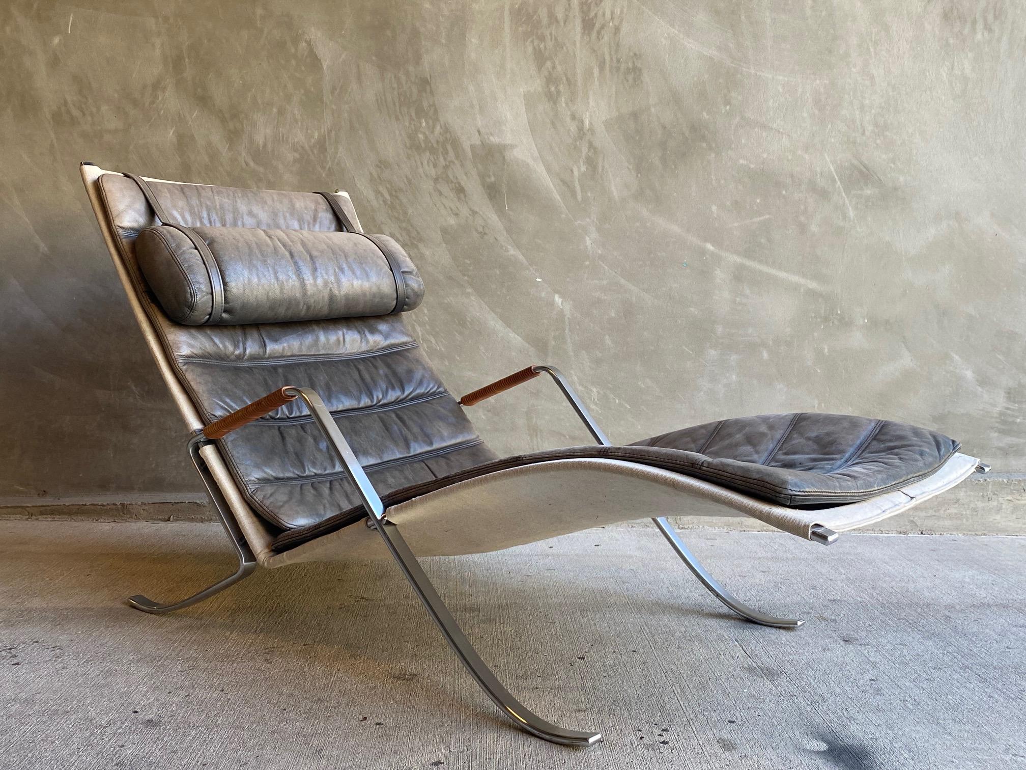 Chaise FK-87 Grasshopper de primera producción diseñada por Preben Fabricius y Jørgen Kastholm para Alfred Kill.  Esta icónica y escultural chaise lounge exhibe una impecable artesanía alemana ejecutada con materiales bellamente seleccionados.  El
