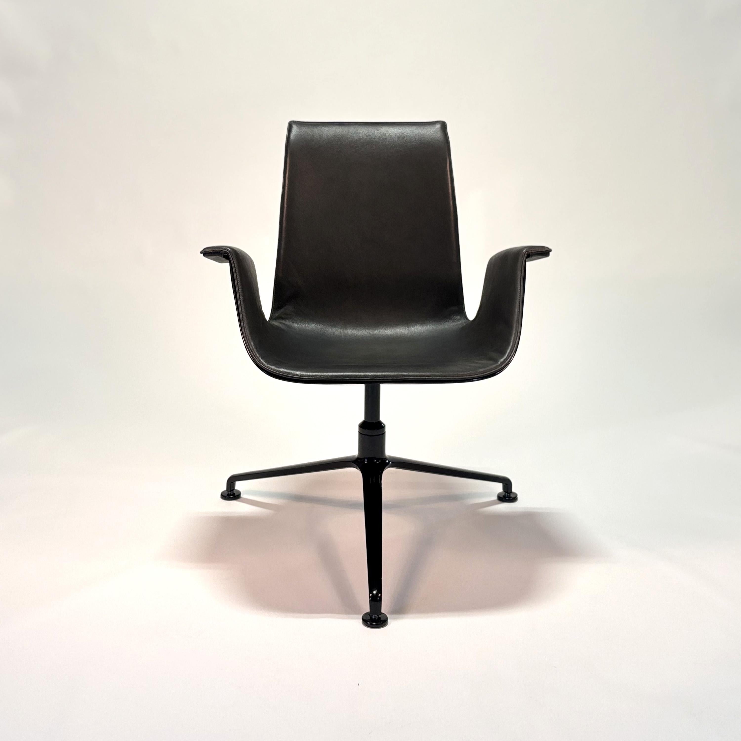 Chaise FK Mod. 6729 (dossier bas) par Preben Fabricius & Jørgen Kastholm
1960s / 2017
Walter K.

Couverture en cuir noir sur une coque synthétique noire. Base pivotante en aluminium revêtue de poudre noire.