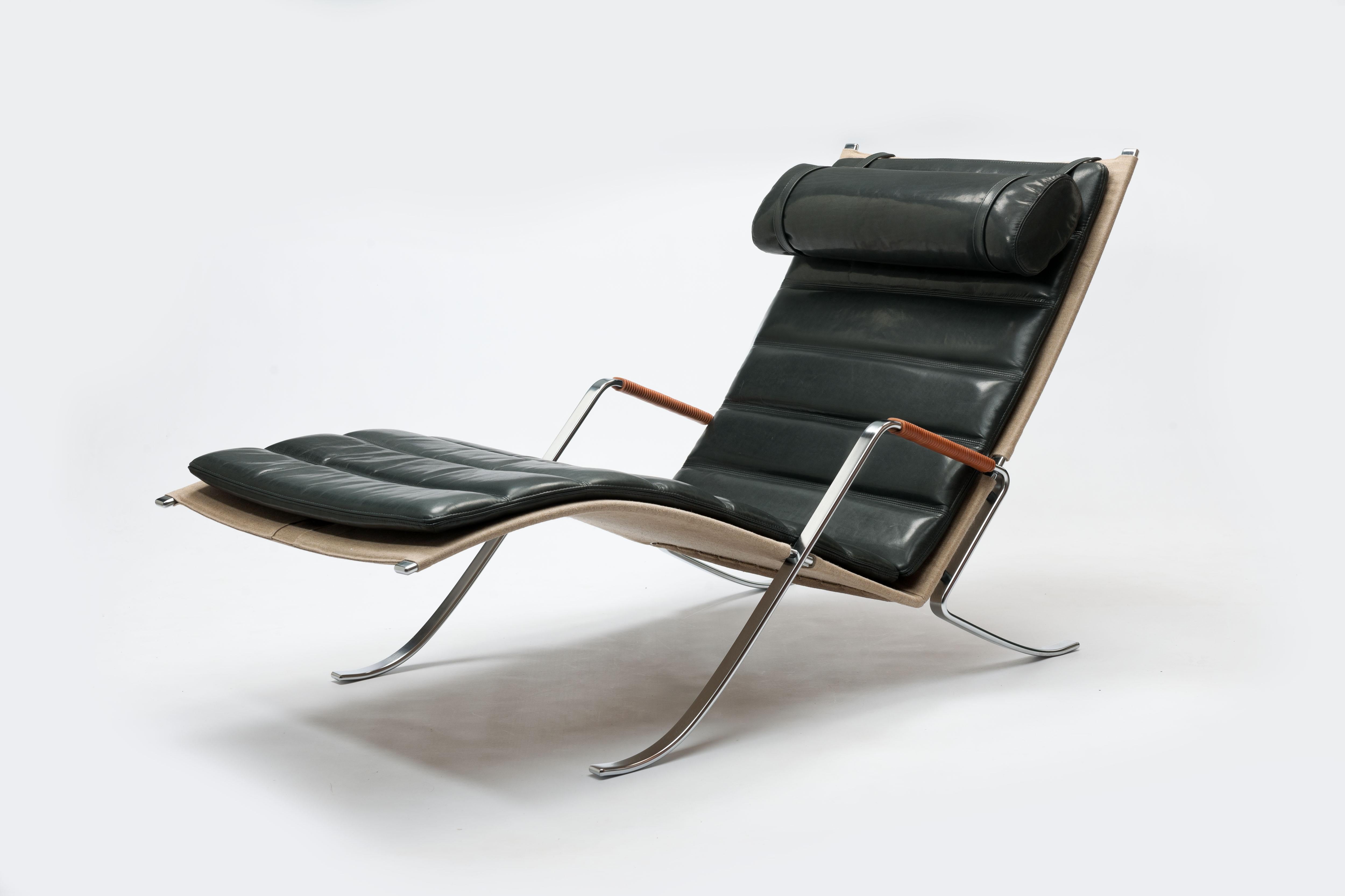 Exclusive custom ordered execution of this iconic sculptural lounge chair in black polished leather. Chaise lounge in canvas with loose quilted cushions and neck pillow with frame in chromed steel with natural leather lace-wrapped armrests, Designed