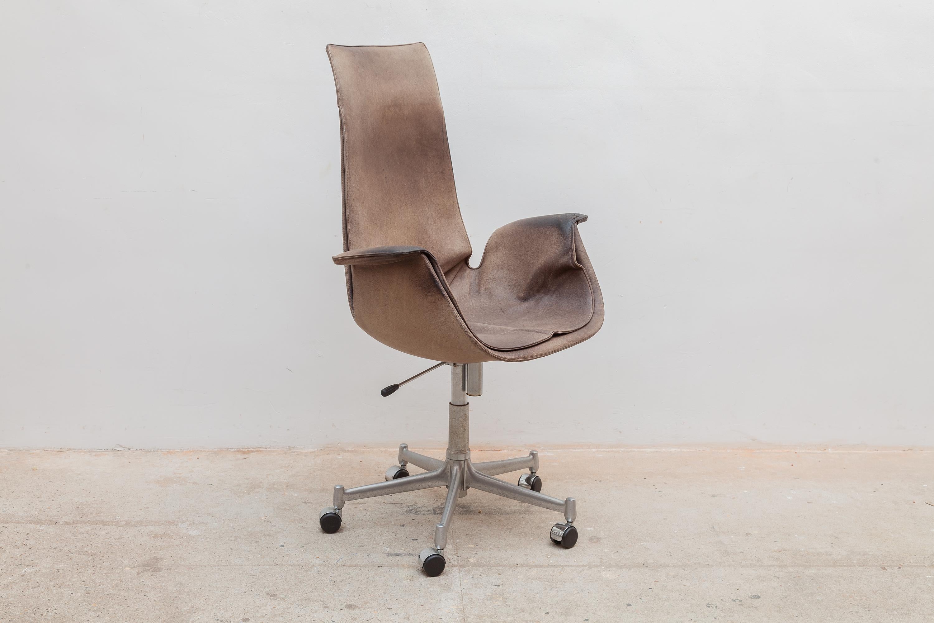Adjustable high-back swivel K6727 model office chair by Jorgen Kastholm & Preben Fabricius for Kill International, 1960s in elephant grey leather. The condition of the chair is conform their age with a beautiful patina. The chair can be placed at