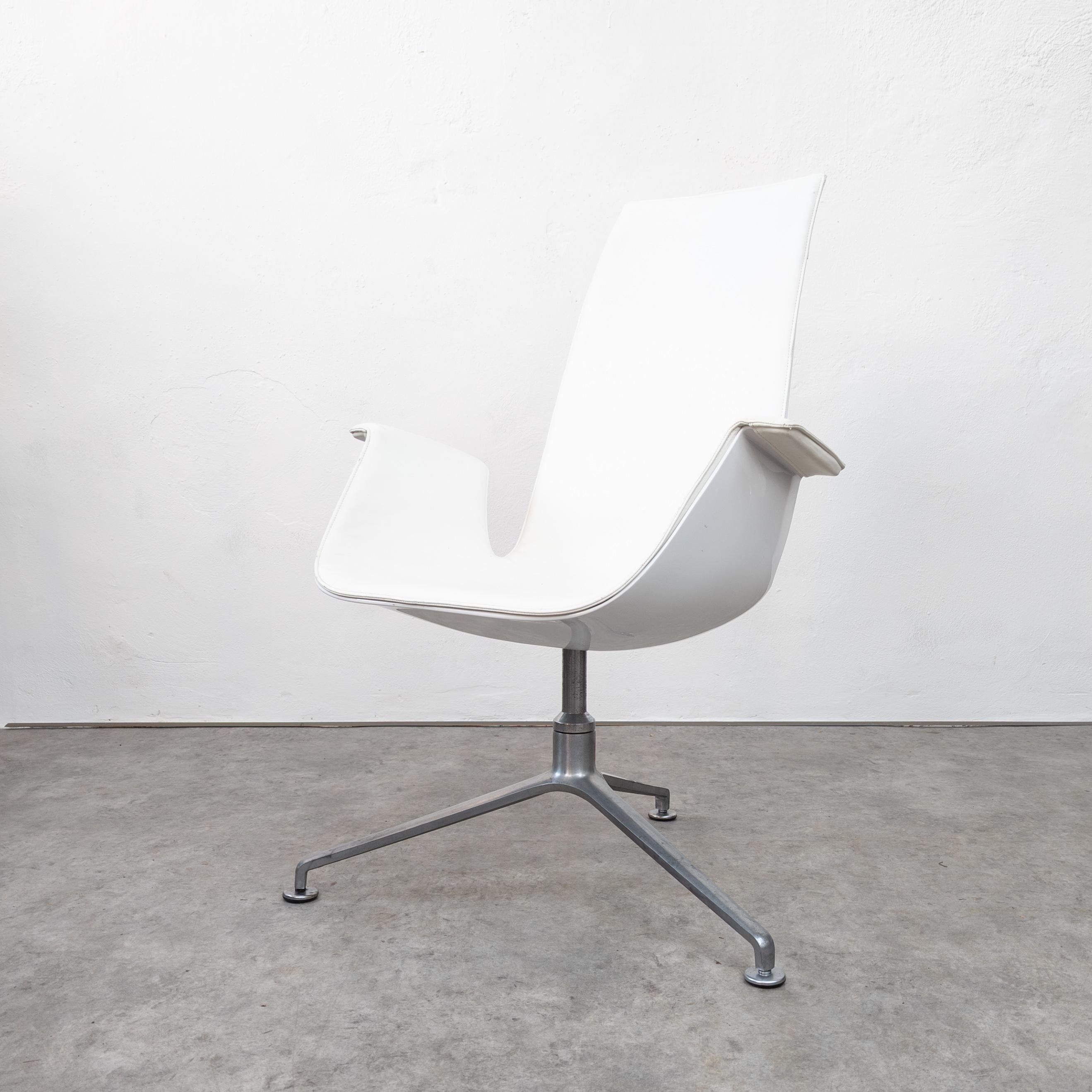 Designed by Preben Fabricius & Jørgen Kastholm for Alfred Kill International in 1960s, manufactured by Walter Knoll. Made of fiberglass shell covered by white leather on aluminum tripod base. In a good original condition with common traces of wear