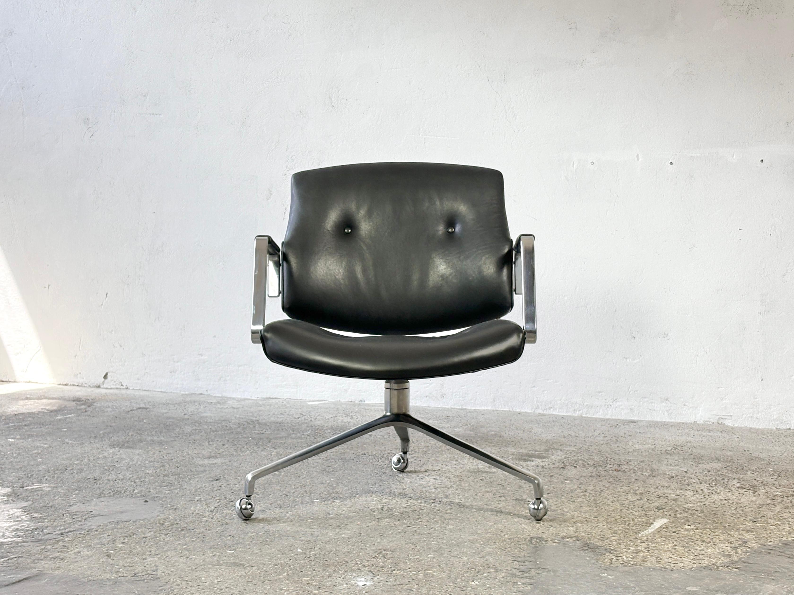 Ledersessel FK84, entworfen von den dänischen Architekten Preben Fabricius & Jorgen Kastholm im Jahr 1962.

Hergestellt von Alfred Kill International, Deutschland, in den 1960er Jahren. 

Ein Design-Klassiker, hochgradig repräsentativ und auf einem