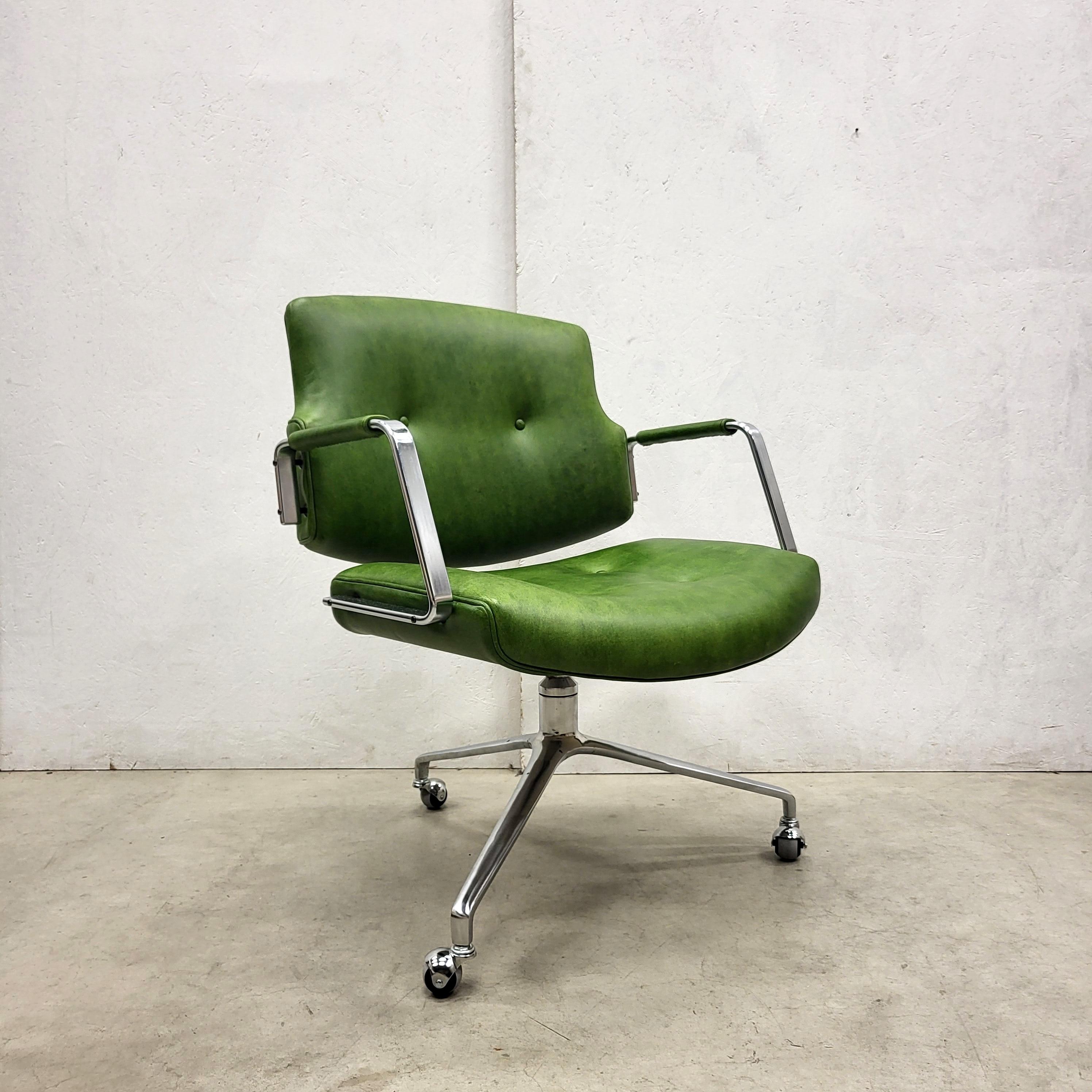 Rare Green FK84 desk chair by Jorgen Kastholm & Preben Fabricius.
The chair was manufactured by Alfred Kill International in Germany in the end of the 60s.

The chair features an amazing green leather upholstery on a tripod base of chromed