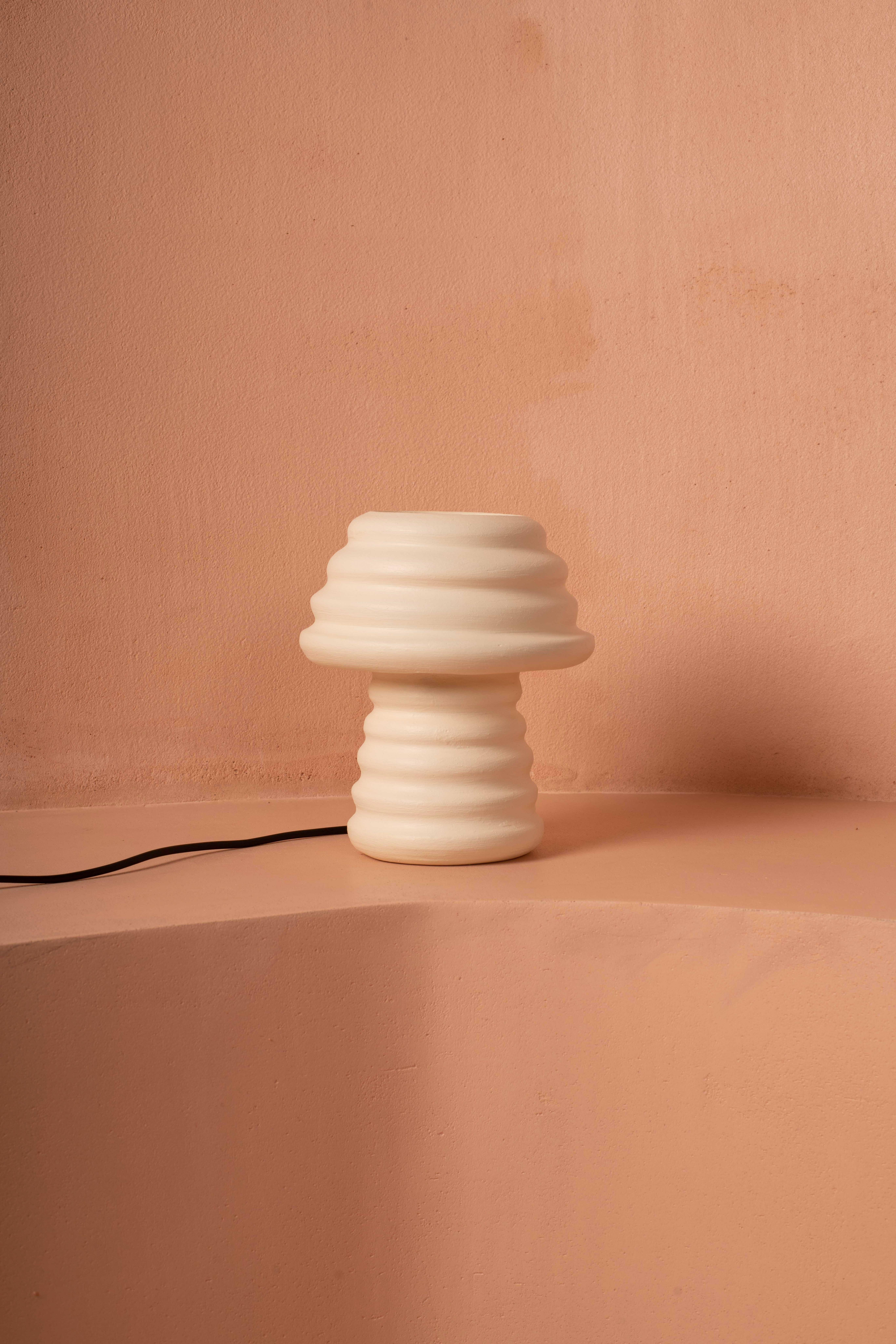Lampe à poser Flab Clay par Harshita Jhamtani Designs
Dimensions : D 16,5 x H 17,8 cm
MATERIAL : Grès cérame.

Disponible en Whiting, Blush Pink et Charcoal Black. Veuillez nous contacter.

Lors de la production, nous n'avions pas de nom pour cette