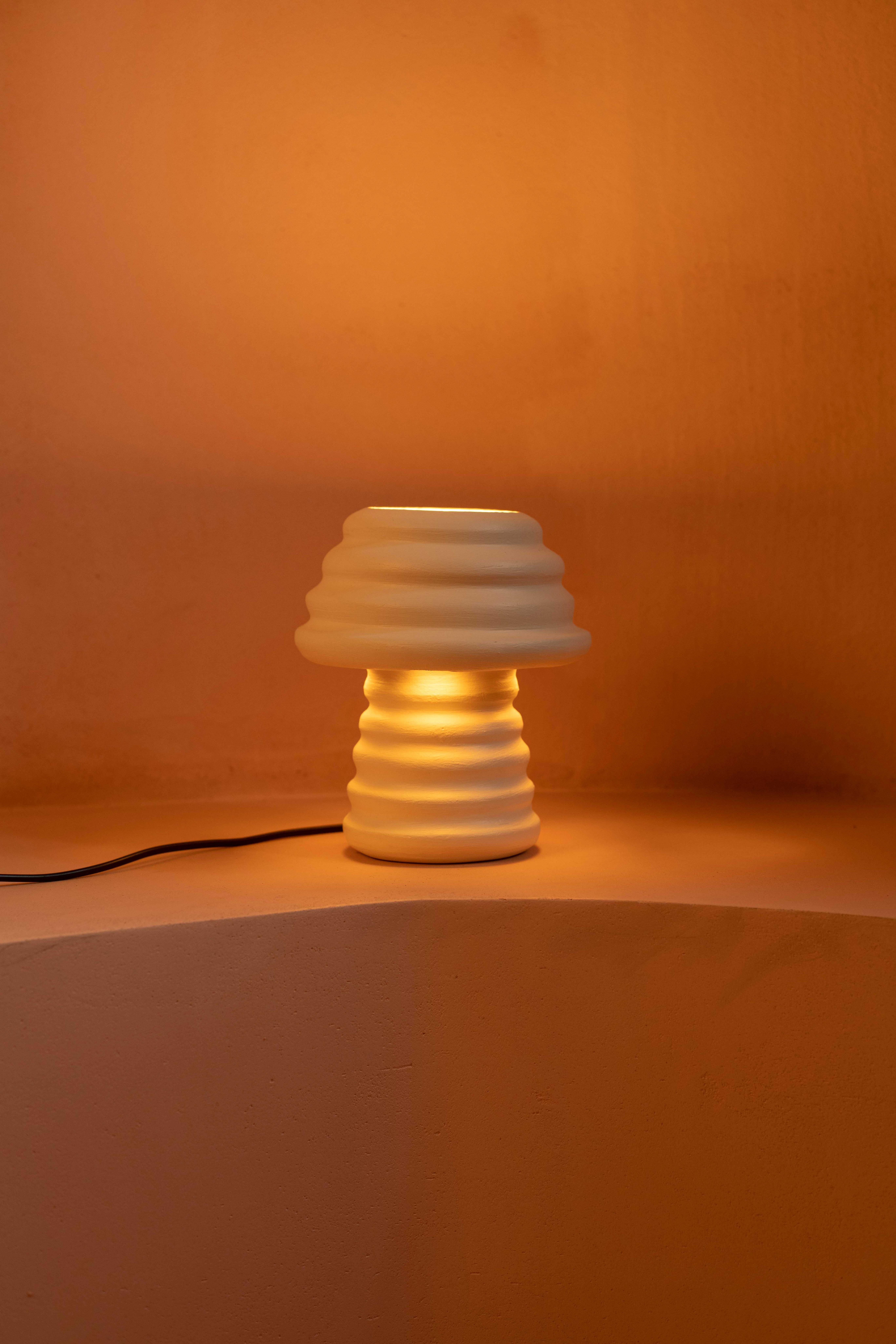 Postmoderne Lampe à poser Flab Clay par Harshita Jhamtani Designs en vente