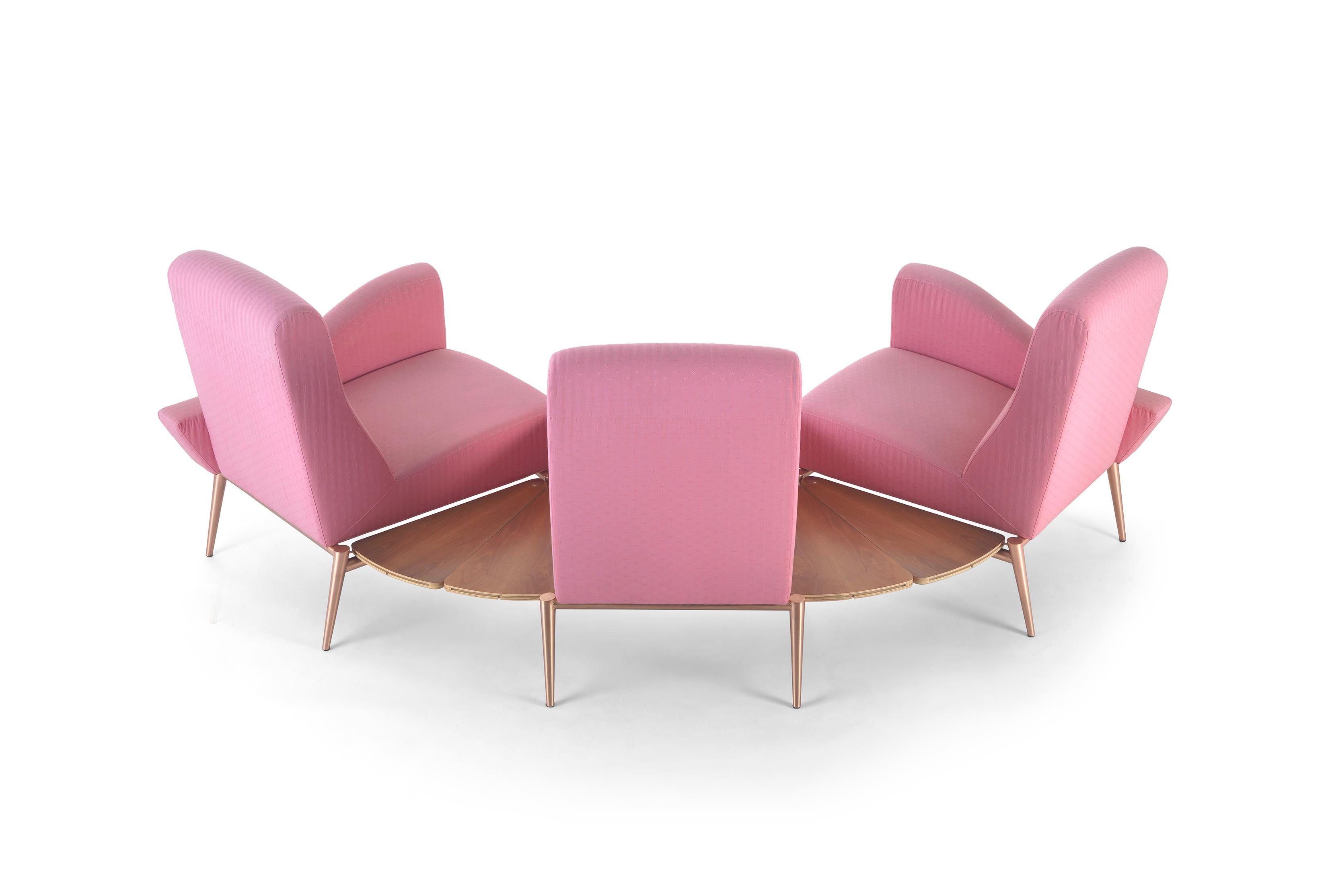 Flabello, sculptural sofa by Ugo La Pietra (1986)
Designed by Ugo La Pietra in 1986, the Flabello sofa breaks away from the conventional linear form of traditional seating. With its innovative shape and modular composition, Flabello stands out as