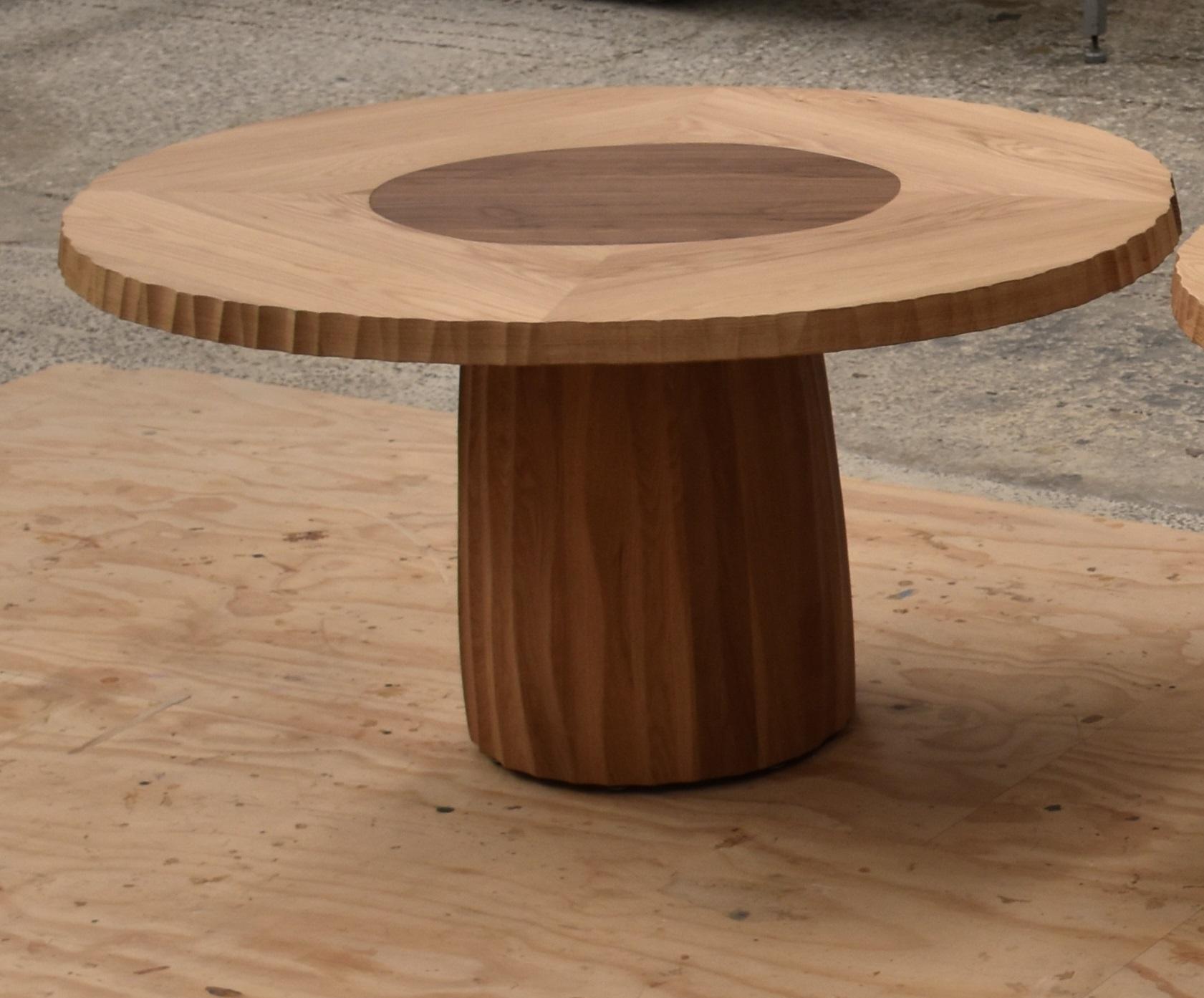Table de salle à manger ronde Flack de Daniel Poole
Dimensions : D 120 x L 140 x H 74 cm. 
MATERIAL : Chêne blanc américain et noyer noir américain.

Une commande sur mesure conçue et développée pour la Happy Haus de Flack Studio. Des tailles et des