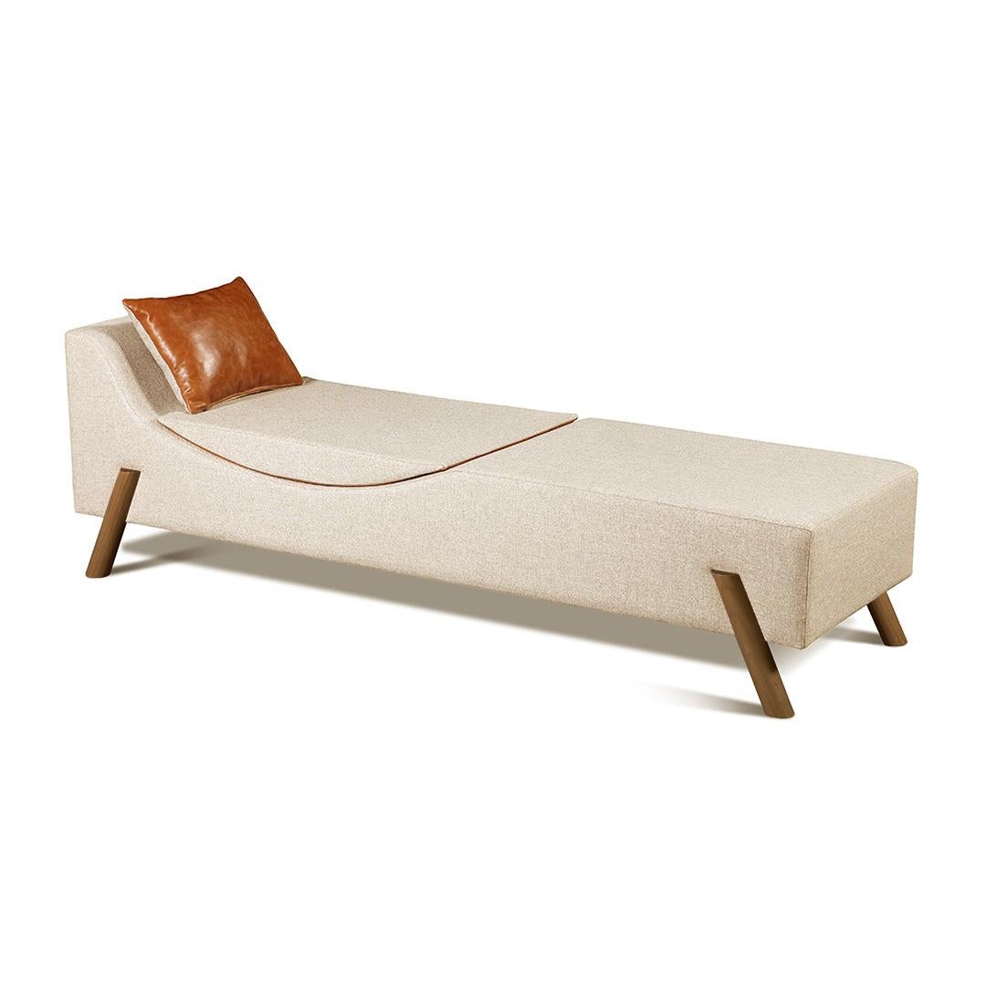 The Flag chaise is a smart and multifunctional piece, by the cushion into de seat.
The chaise lounge Flag is made in fabric as a kind's linen (60% polyester and 40% linen) , and natural leather details, in one side of the cushions.
Being a