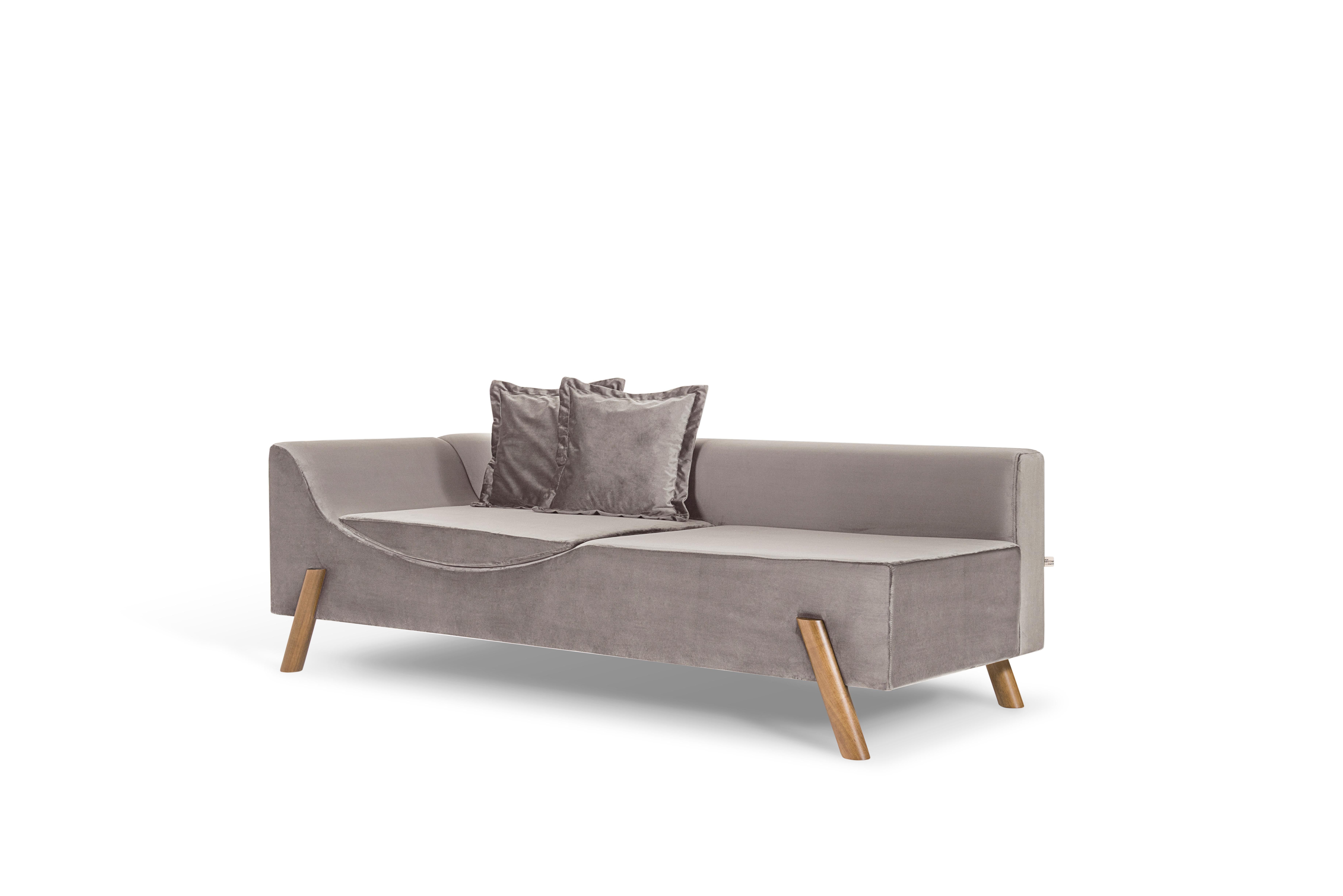 Die Flag Couch ist ein intelligentes und multifunktionales Möbelstück.
Die Couch hat ein in die Sitzfläche integriertes Kissen, das ihr eine Doppelfunktion verleiht: Im geschlossenen Zustand dient sie als bequemes Wohnsofa, im geöffneten Zustand