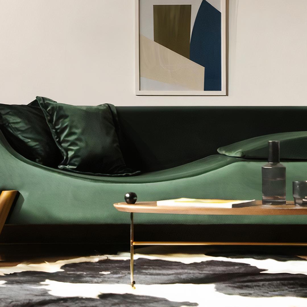 Couch und Chaise Longue „Flag“ aus grünem Samt und Holzfüßen Kleine Größe (Moderne) im Angebot