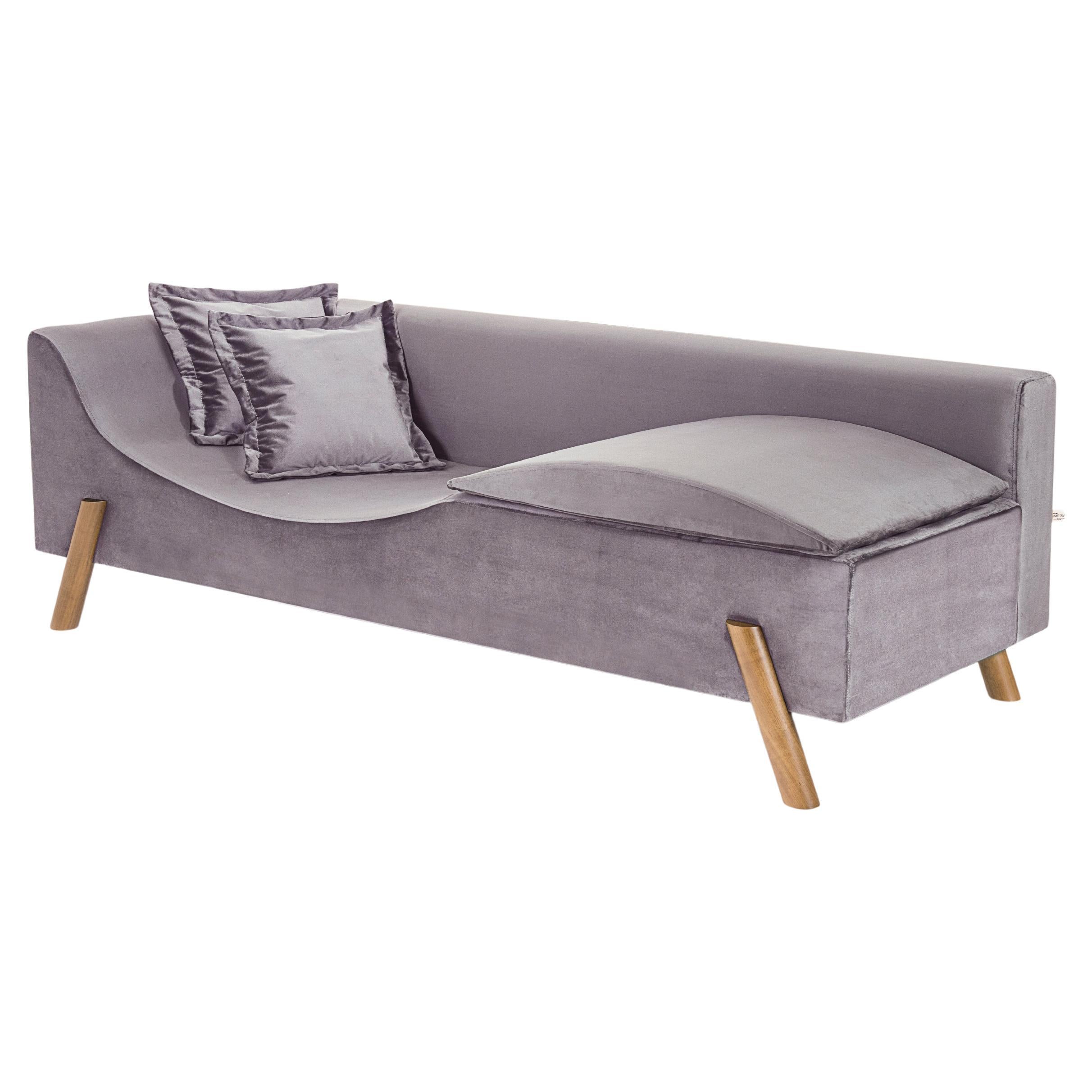 Couch und Chaise Longue „Flag“ aus hellrosa Samt und Holzfüßen in Kleingröße im Angebot