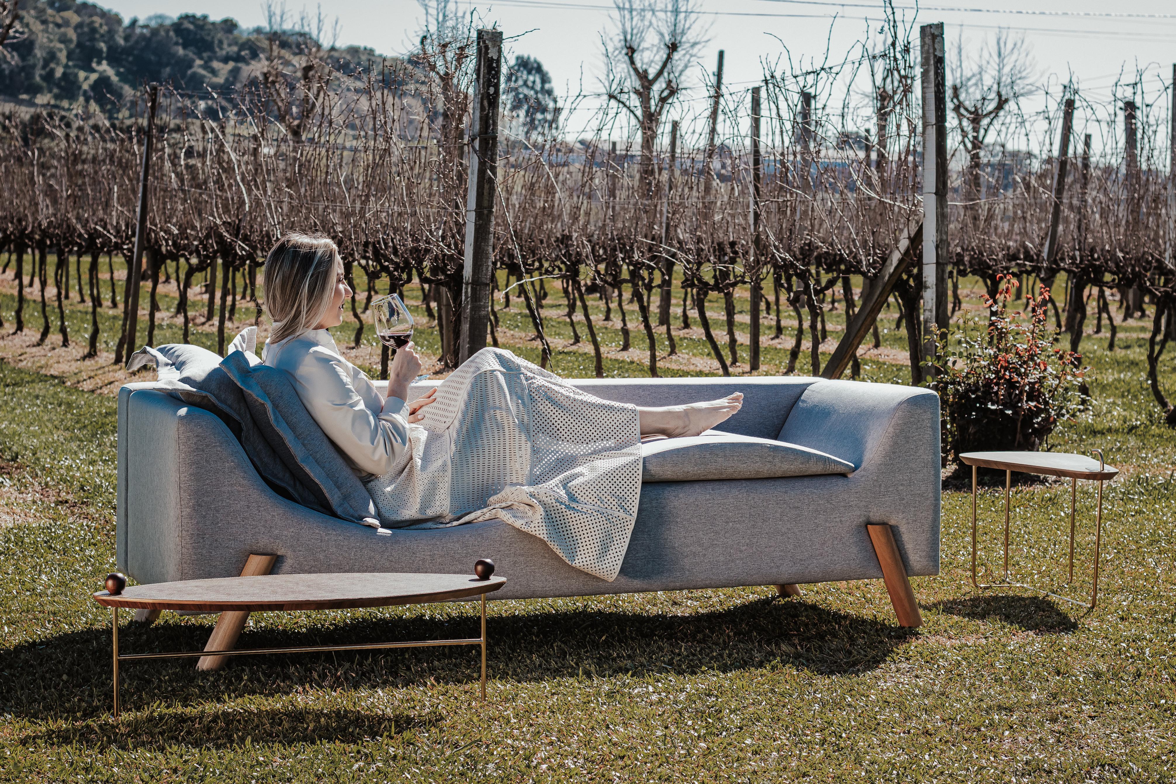 Couch und Chaise Longue „Flag“ aus grauem Leinen und Holz mit zwei Armen (21. Jahrhundert und zeitgenössisch) im Angebot