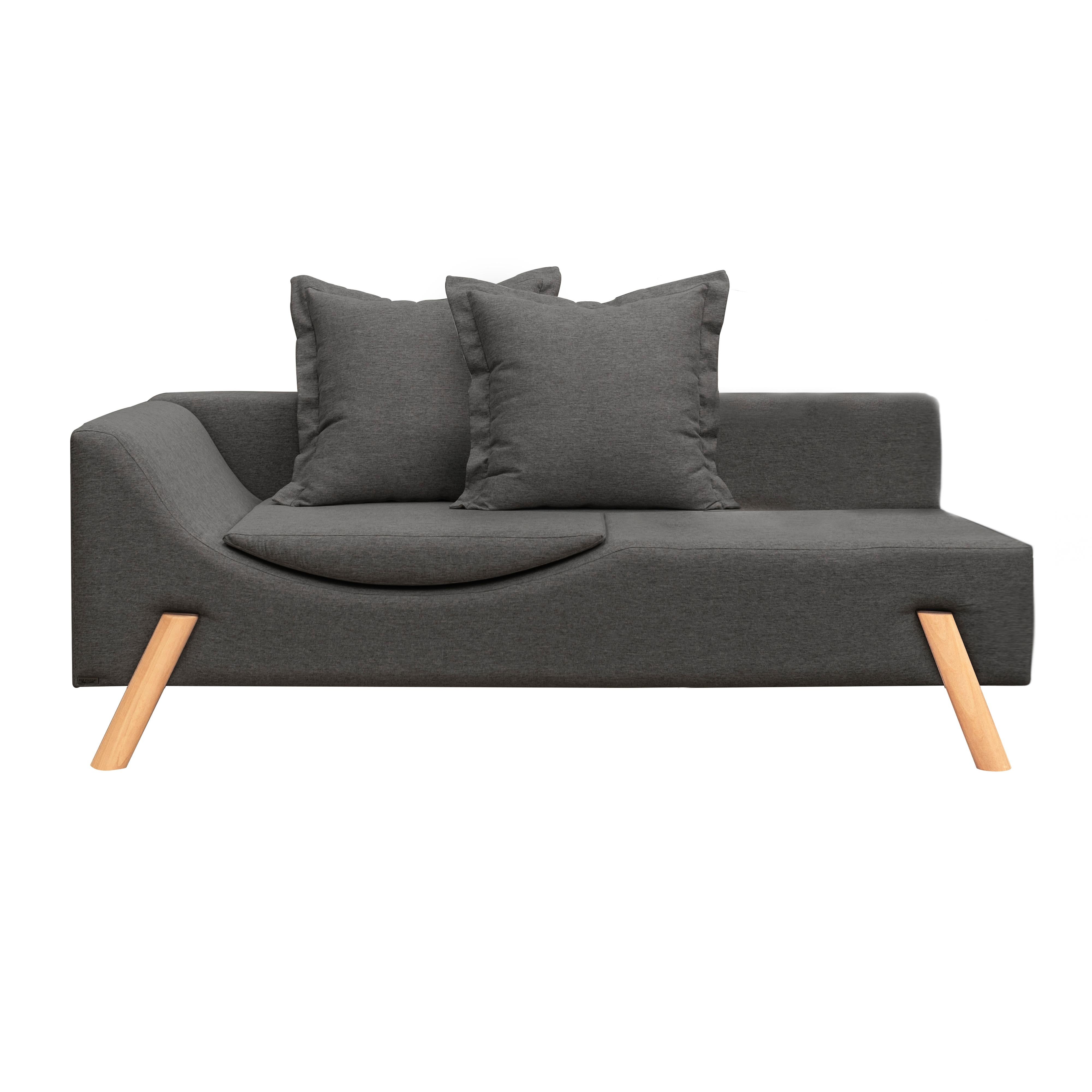 Le Flag Couch est une pièce intelligente et multifonctionnelle.
Le canapé est doté d'un coussin intégré à l'assise, ce qui lui confère une double fonctionnalité : lorsqu'il est fermé, il fonctionne comme un canapé confortable pour s'asseoir, et