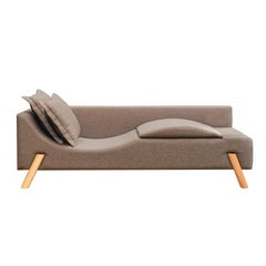 Divano e chaise longue "Flag" in lino marrone scuro e piedini Wood