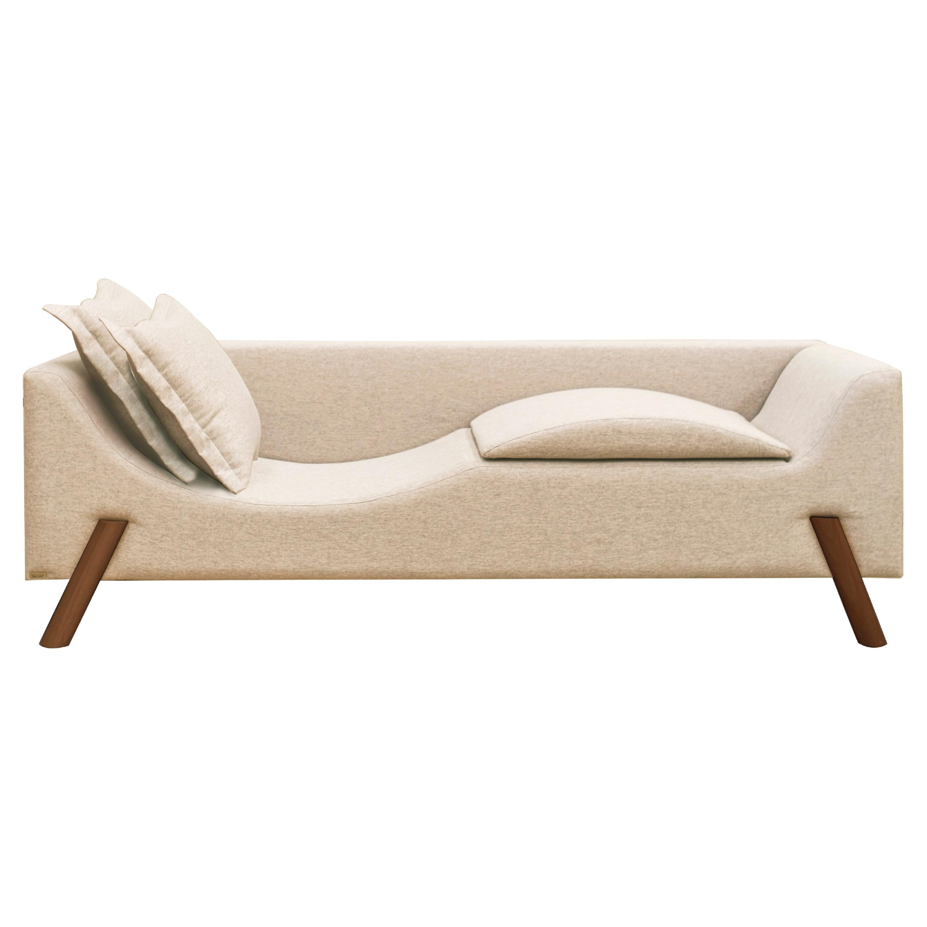 Die Flag Couch ist ein intelligentes und multifunktionales Möbelstück.
Die Couch hat ein in die Sitzfläche integriertes Kissen, das ihr eine Doppelfunktion verleiht: Im geschlossenen Zustand dient sie als bequemes Wohnsofa, im geöffneten Zustand