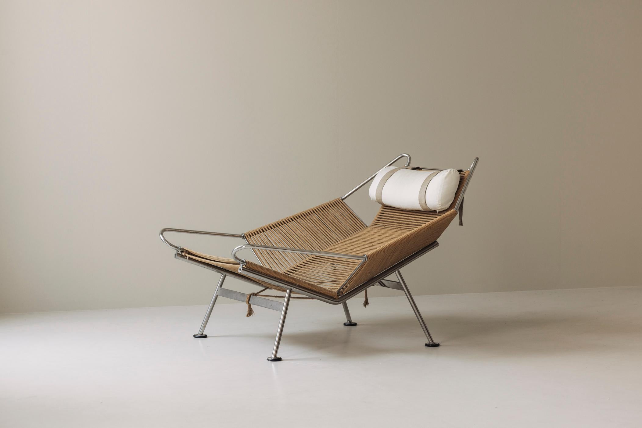 Magnifique chaise longue Flag Halyard de deuxième génération, créée par Hans Wegner pour PP Møbler. Avec la Flag Halyard Chair, Hans Wegner a rendu hommage aux grands modernistes tels que Le Corbusier, Mies van der Rohe et Marcel Breuer, tout en