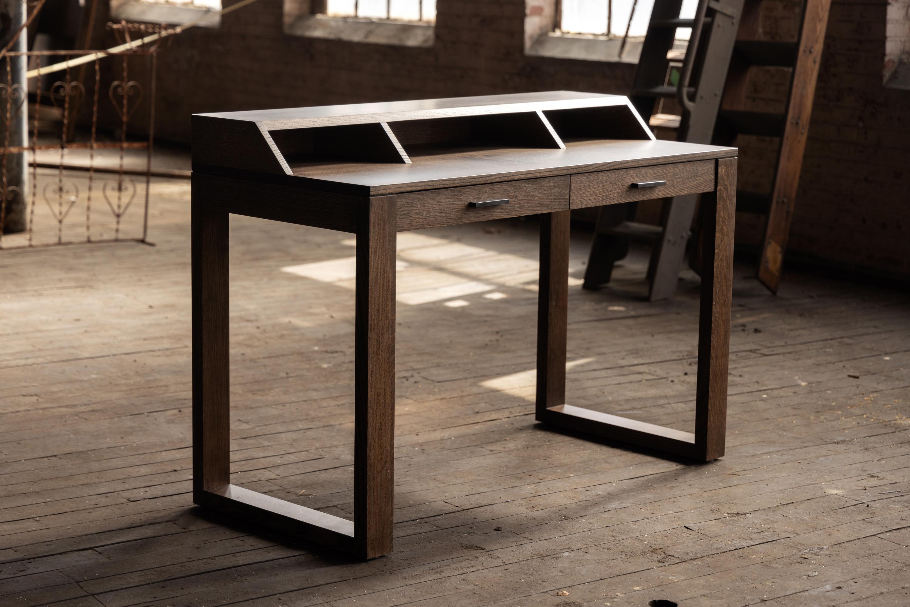 Dieser klassische Schreibtisch wurde in Handarbeit aus Hartholz aus dem Stadtwald von Birmingham gefertigt. Für Ihr Heimbüro, Ihren Computertisch oder einen Platz, an dem Sie bequem von zu Hause aus arbeiten und sich auf einen Roman oder eine
