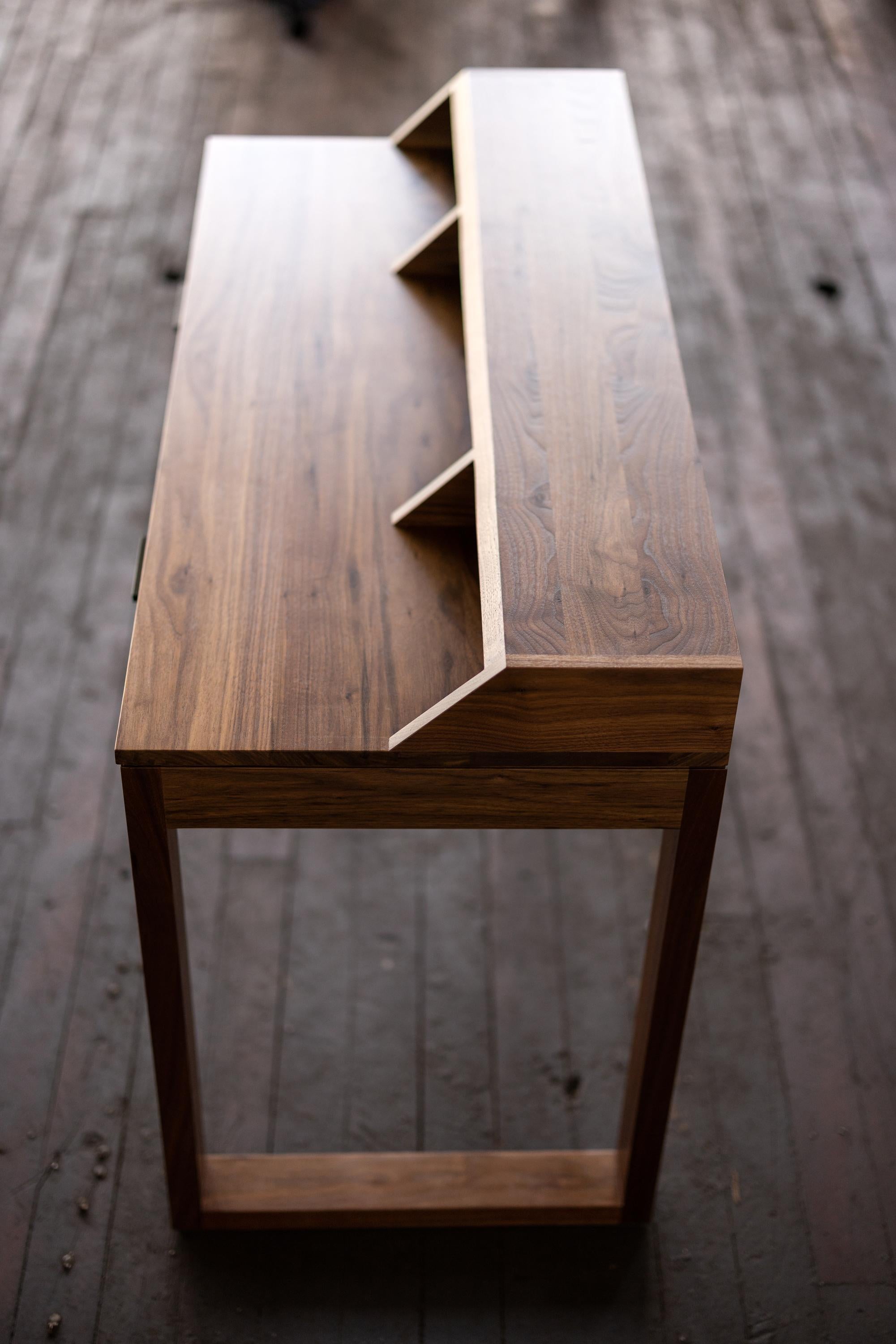Flagg-Schreibtisch oder Home Office-Schreibtisch aus Nussbaumholz von Alabama Sawyer (Holzarbeit) im Angebot