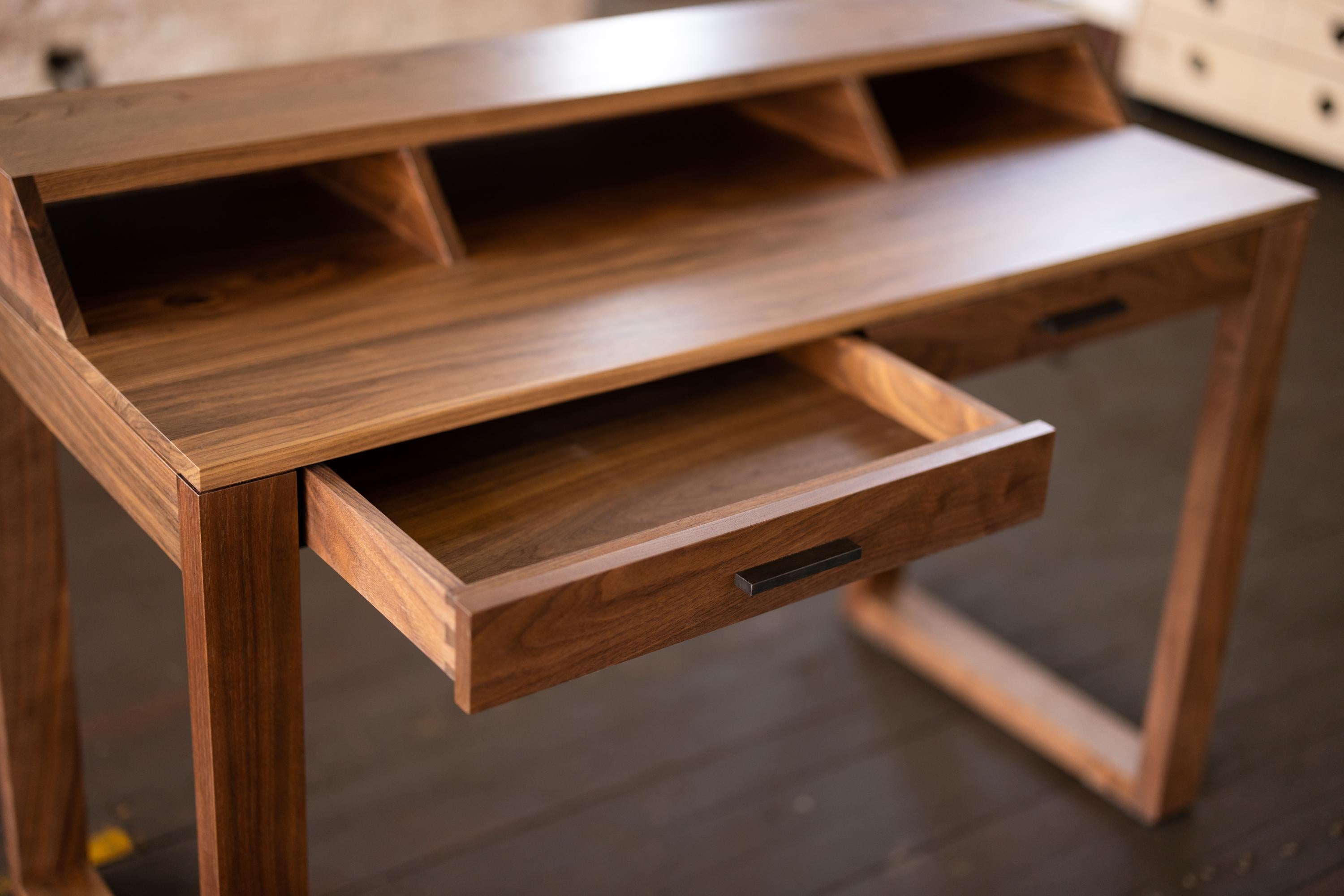 Flagg Desk Escritorio de nogal o escritorio para ordenador de oficina en casa by Alabama Sawyer Siglo XXI y contemporáneo en venta