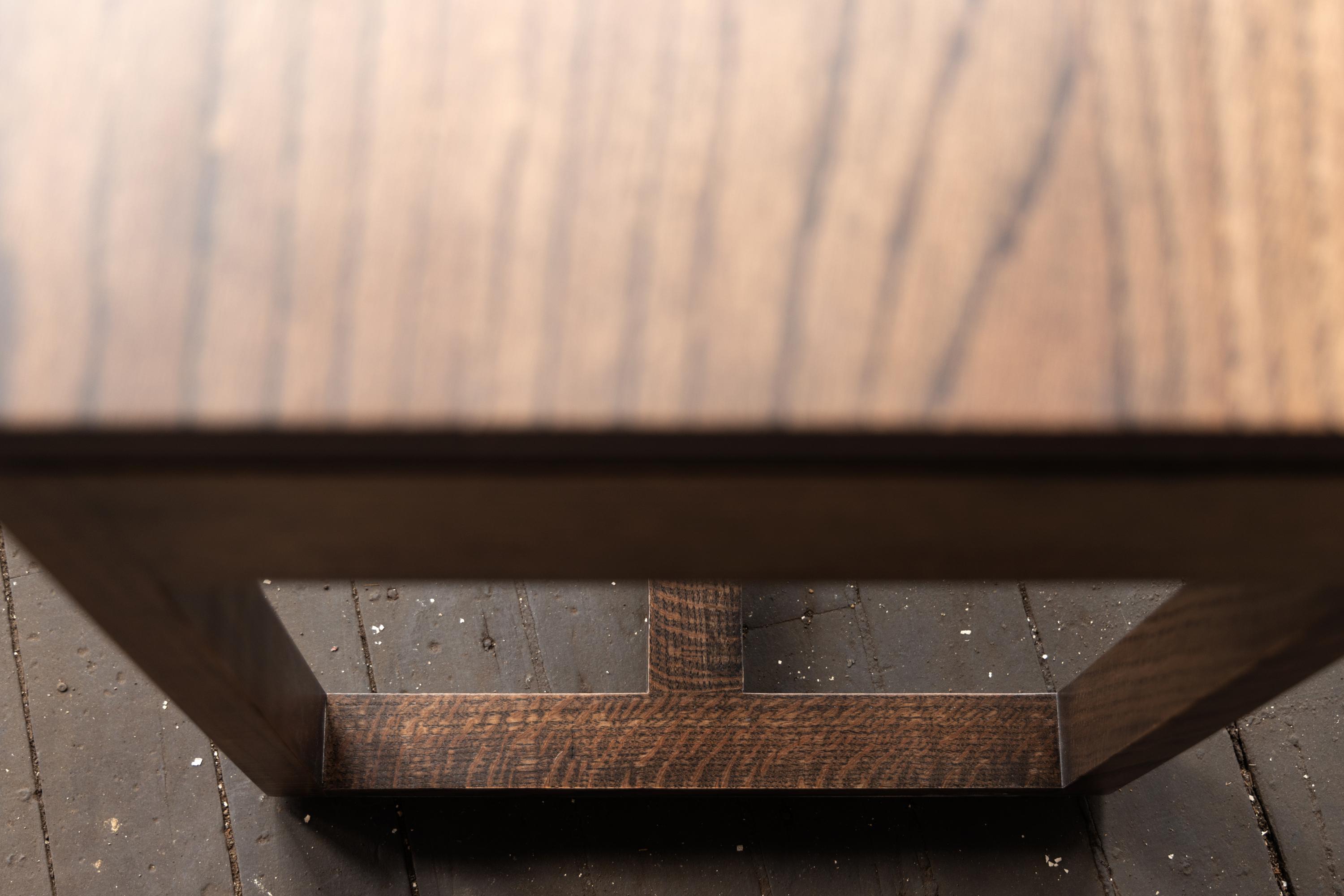 Dieser klassische Nachttisch wurde in Handarbeit aus Hartholz aus dem Stadtwald von Birmingham gefertigt. Im Schlafzimmer kann er Bücher, eine Lesebrille, eine Lampe oder ein Glas Wasser aufnehmen. In einer einzigen Schublade können einige