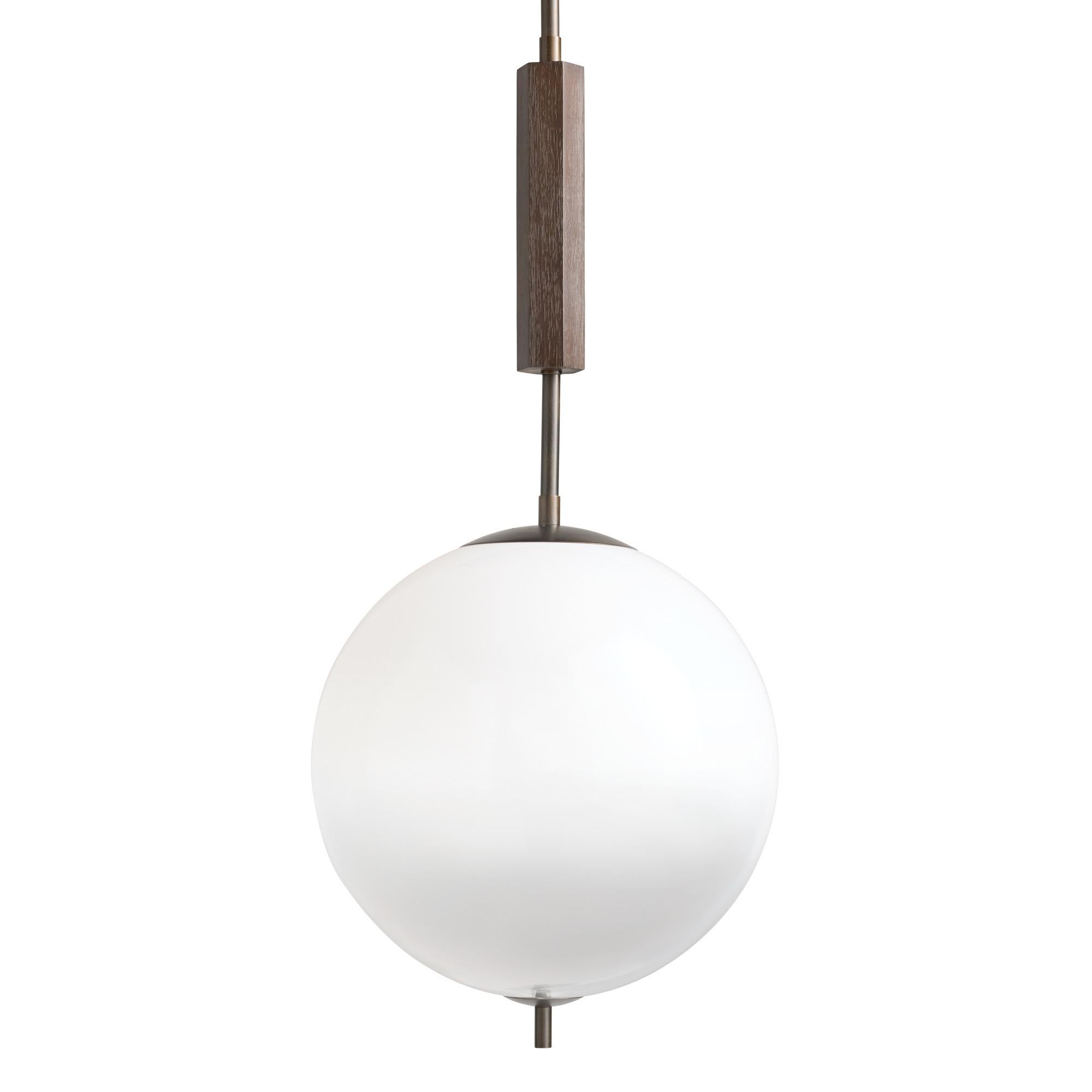 Il ciondolo Flagstaff incarna una straordinaria miscela di ispirazioni architettoniche e influenze moderniste, con una sottile strizzata d'occhio allo stile sofisticato degli anni '70. Il suo paralume a sfera di grandi dimensioni, realizzato con il