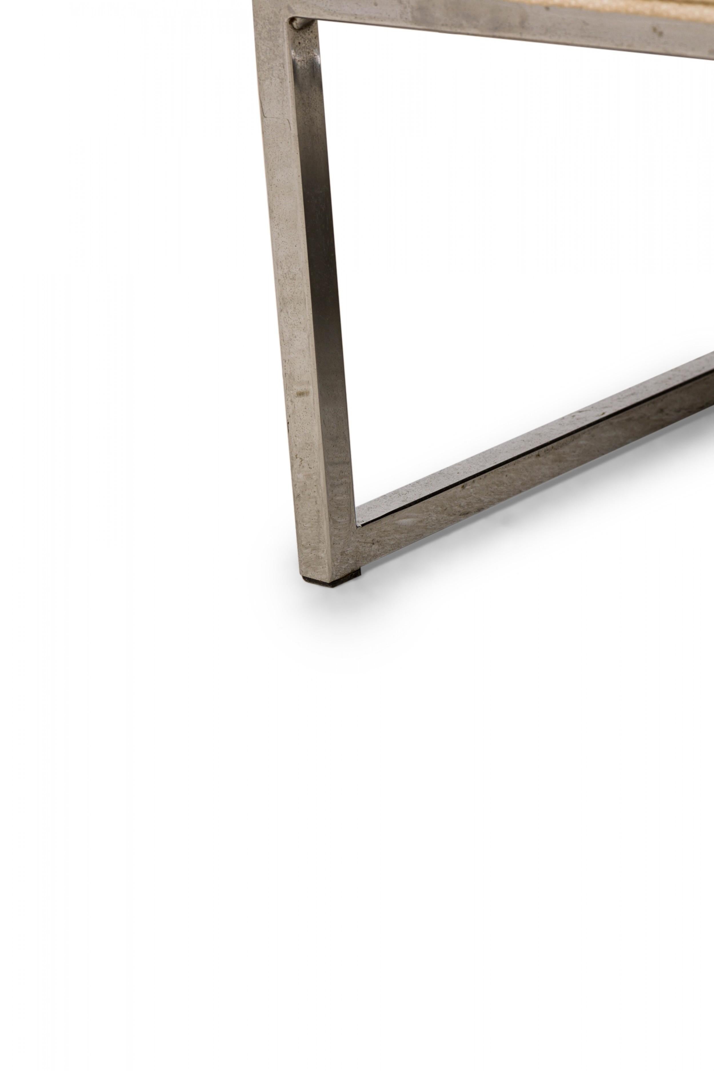 Flair contemporain américain chromé et tapissé de tissu beige - Cube ouvert au dos en vente 2