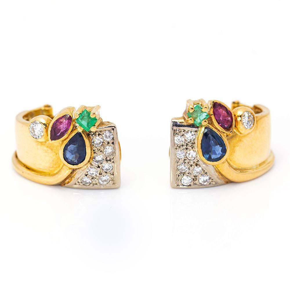 Orecchini in oro giallo e pietre preziose per donna  16x diamanti taglio Brilliante per un peso totale di circa 0,35cts  2x Smeraldi, 2x Zaffiri, 2x Rubini con un peso totale di circa 0,50ct.  Chiusura Omega  Oro giallo e oro bianco 18 carati  10,07