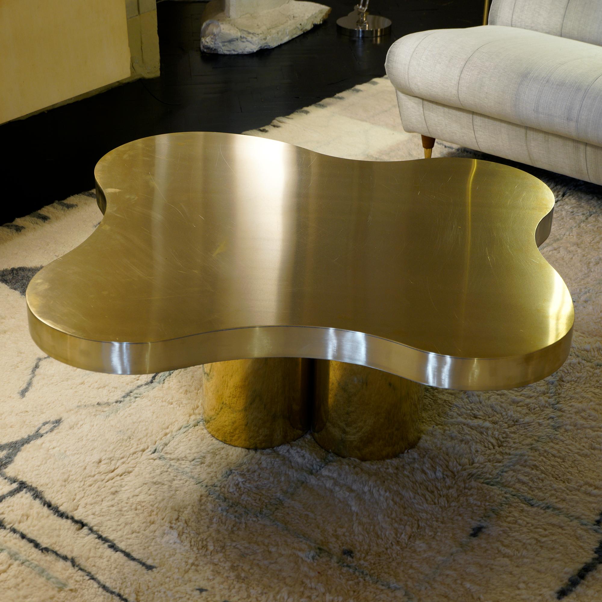 Part of the Flair Edition and crafted by local artisans in natural unvarnished brass, this gives the piece a vintage patina that is the main characteristic of the collection. Coffee table in free-form shape and curves, possibility to pair with high
