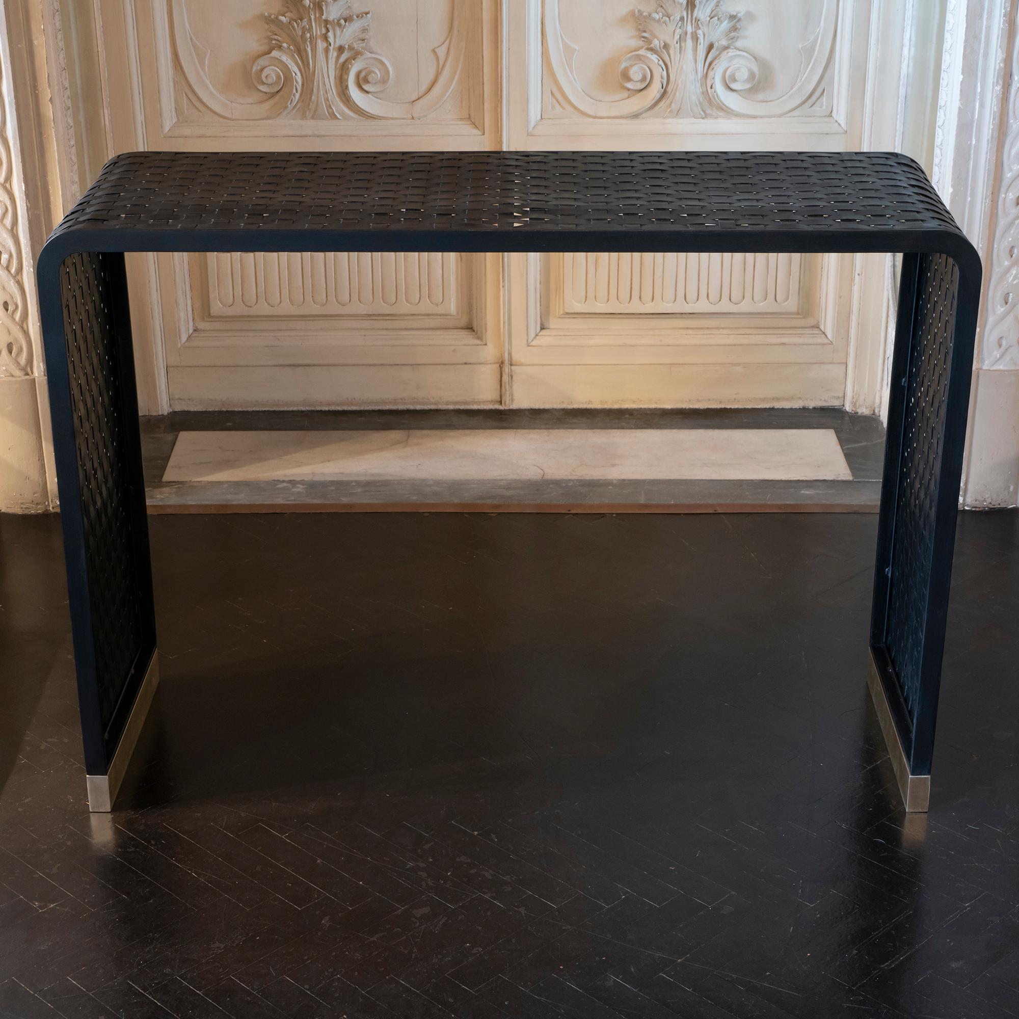 Contemporary Flair Edition “Intreccio” Console In Black Steel and Natural Brass, Italy, 2022 For Sale