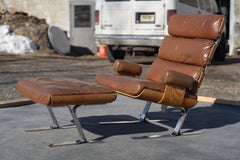 Sillón y otomana Flair para Bernhardt en cromo/cuero/roble según Eames